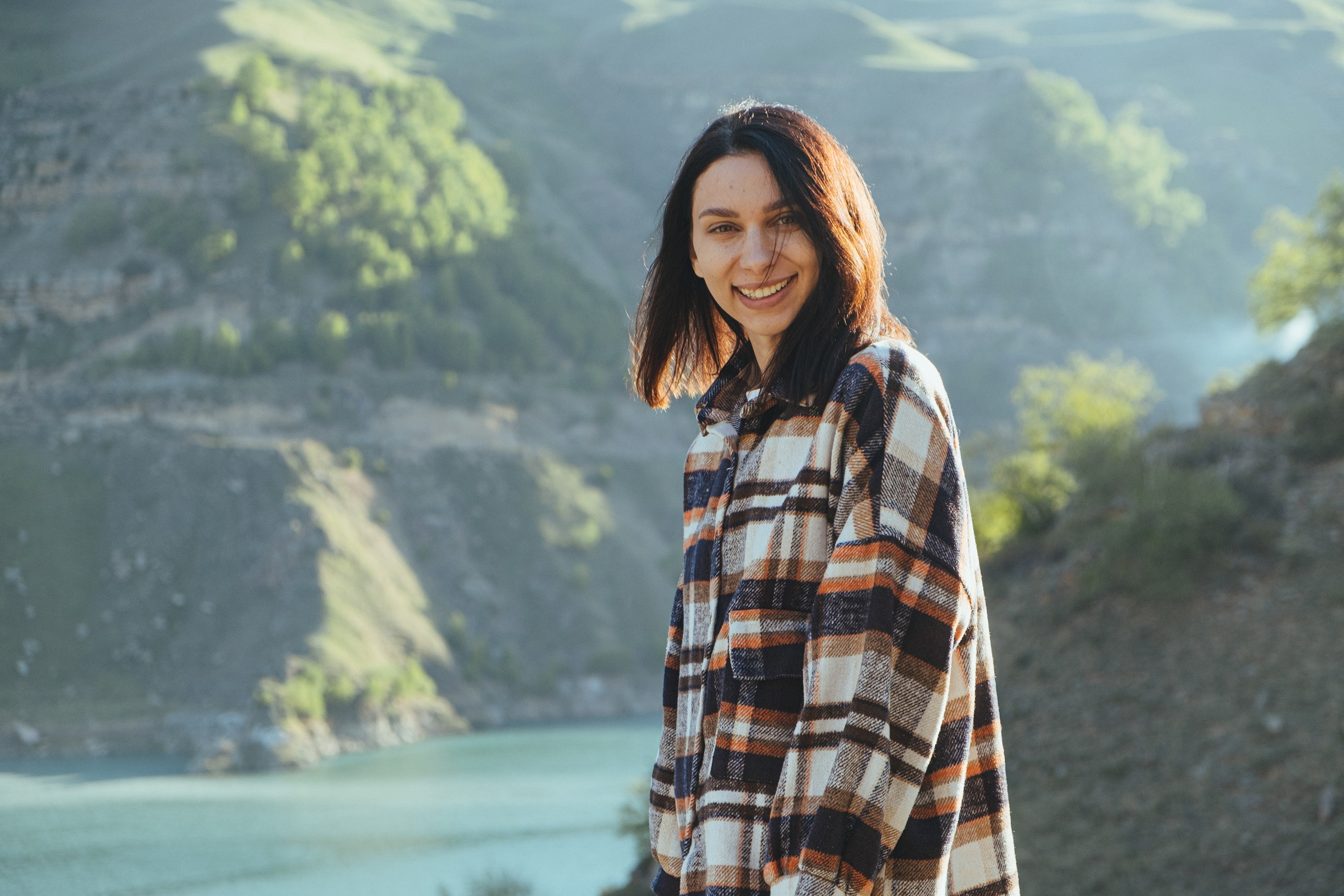 Портрет девушки на берегу горного озера Гижгит, фотосессия в горах Кавказа