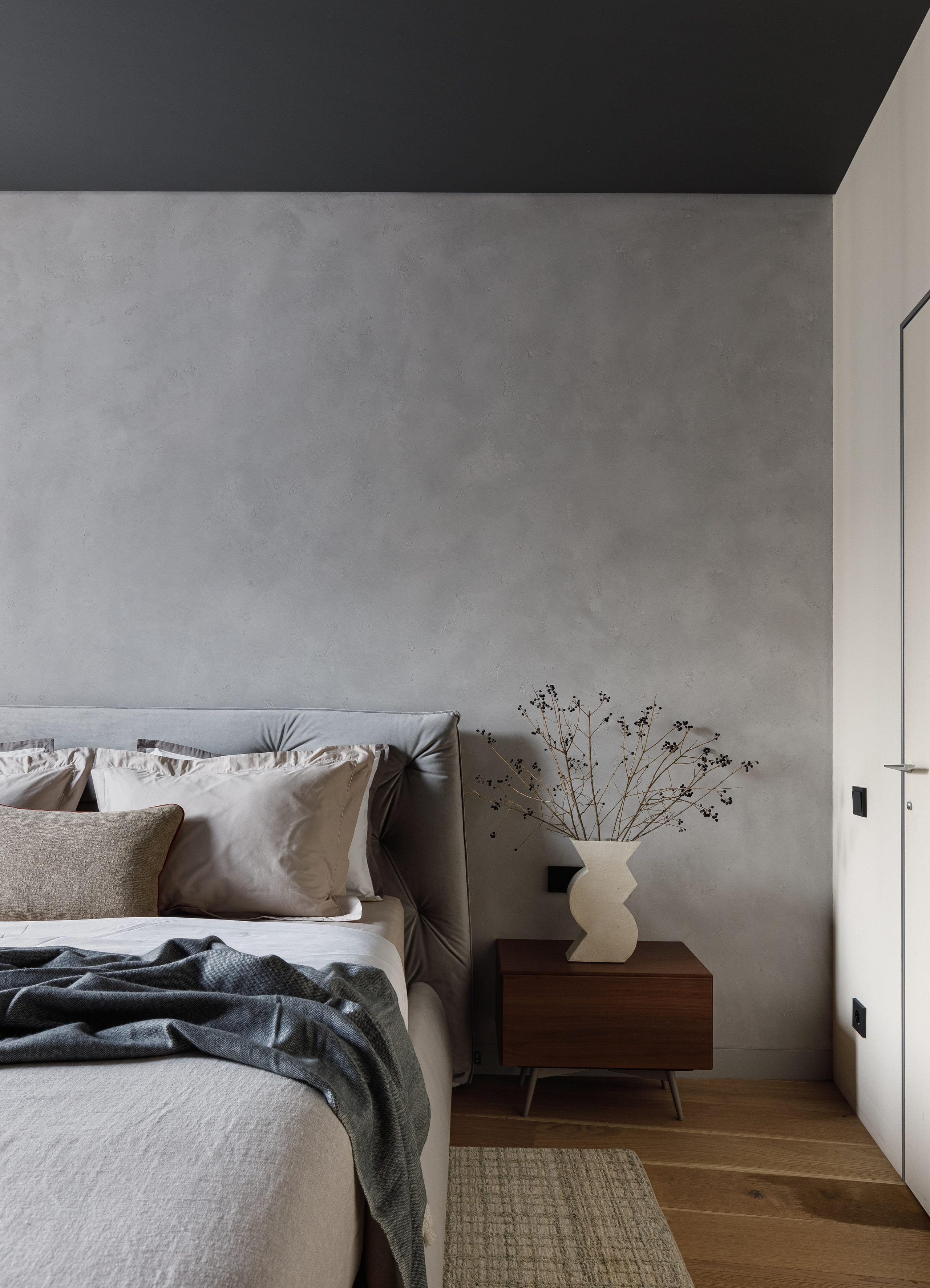 спальня с бетоном 