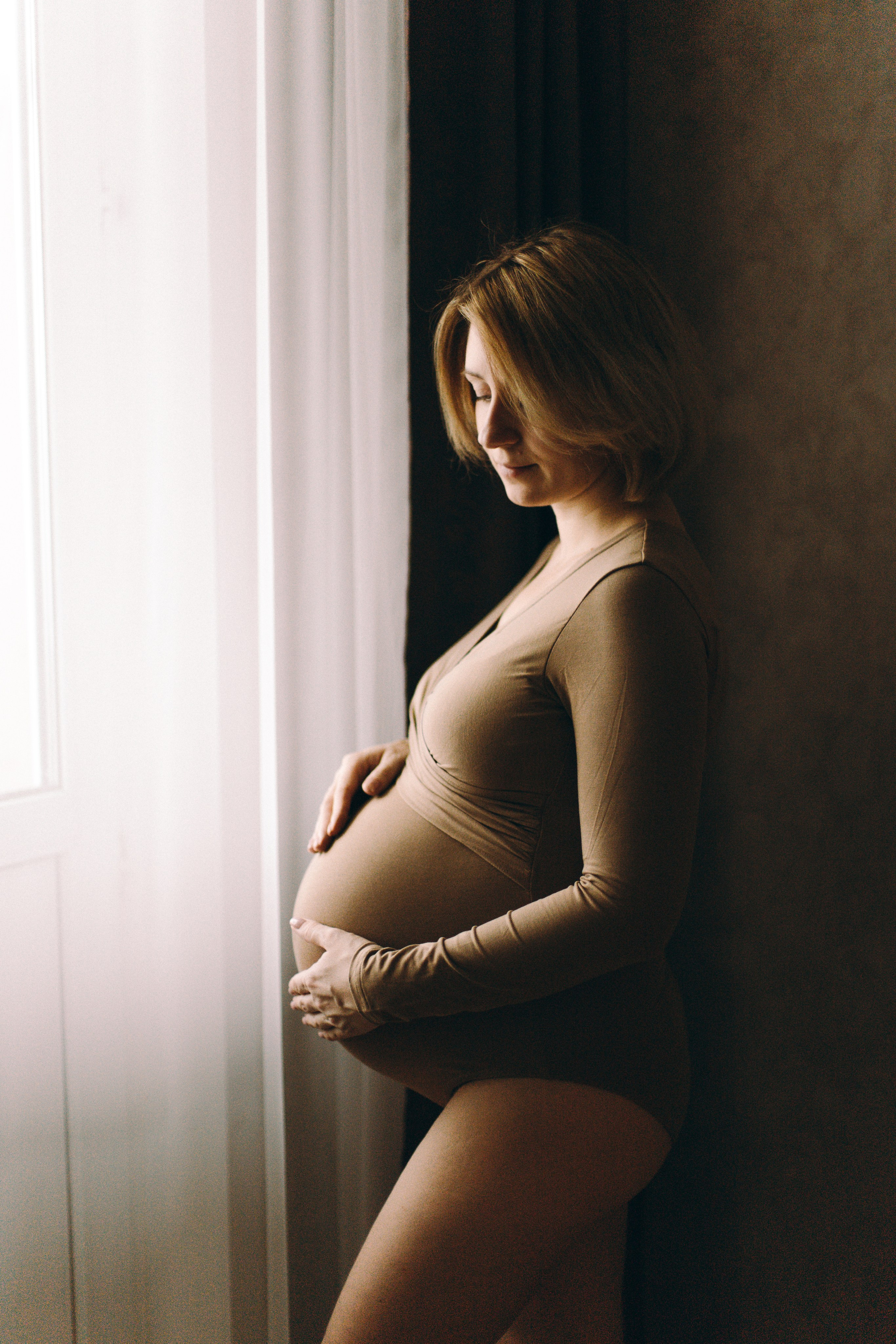 Домашняя съёмка беременности, фотосессия беременной девушки дома, беременная девушка в коричневом боди