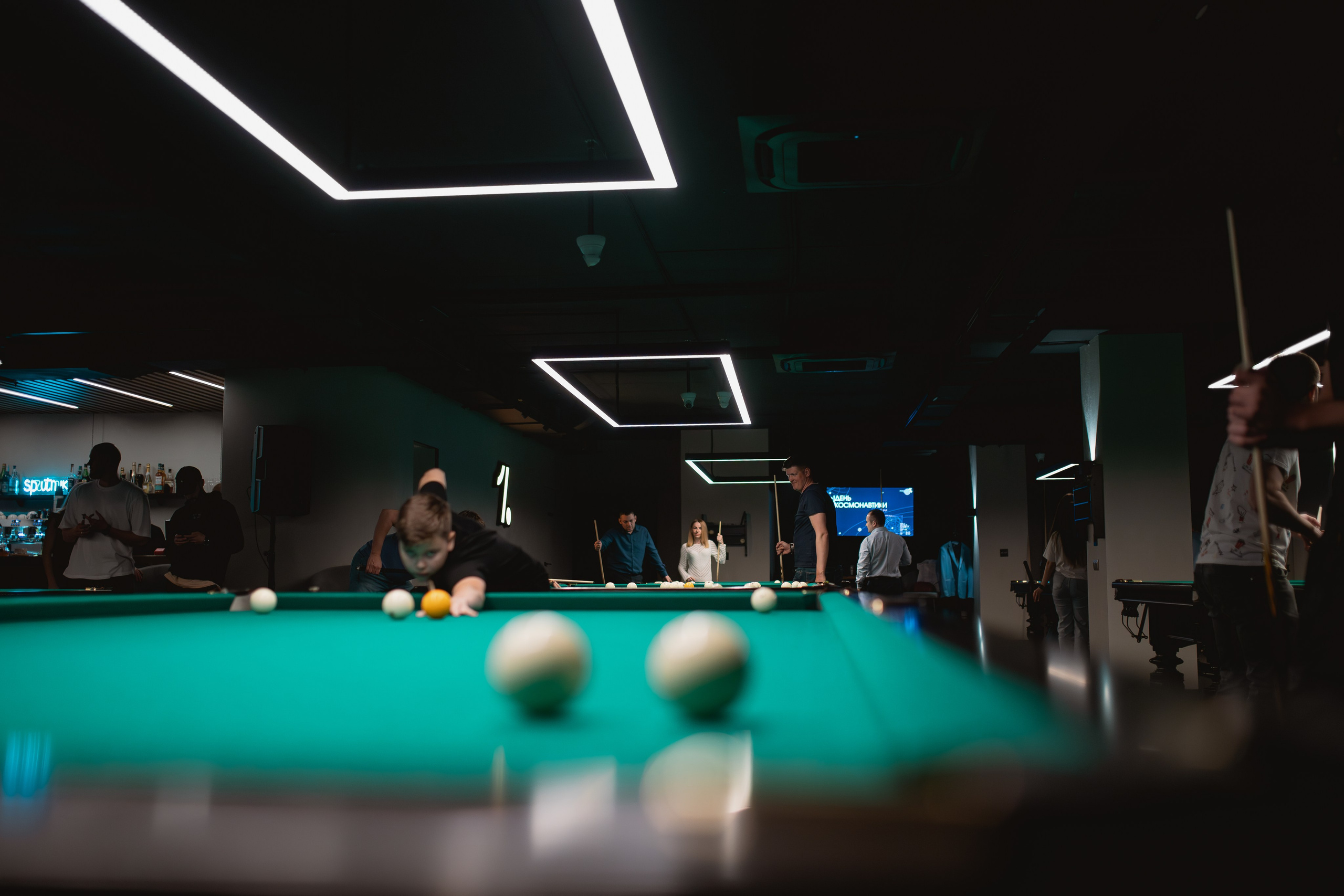 День космонавтики в бильярдном клубе «Первый». Портретный и репортажный фотограф в Воронеже: Анастасия Пузикова