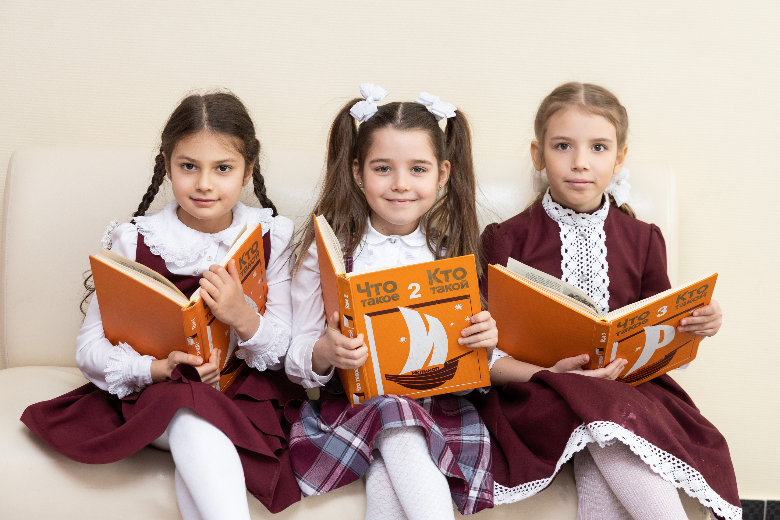 1-й класс в школе, Камила. Выпускные фотоальбомы в Коломне. Валерий и Светлана Щавелевы