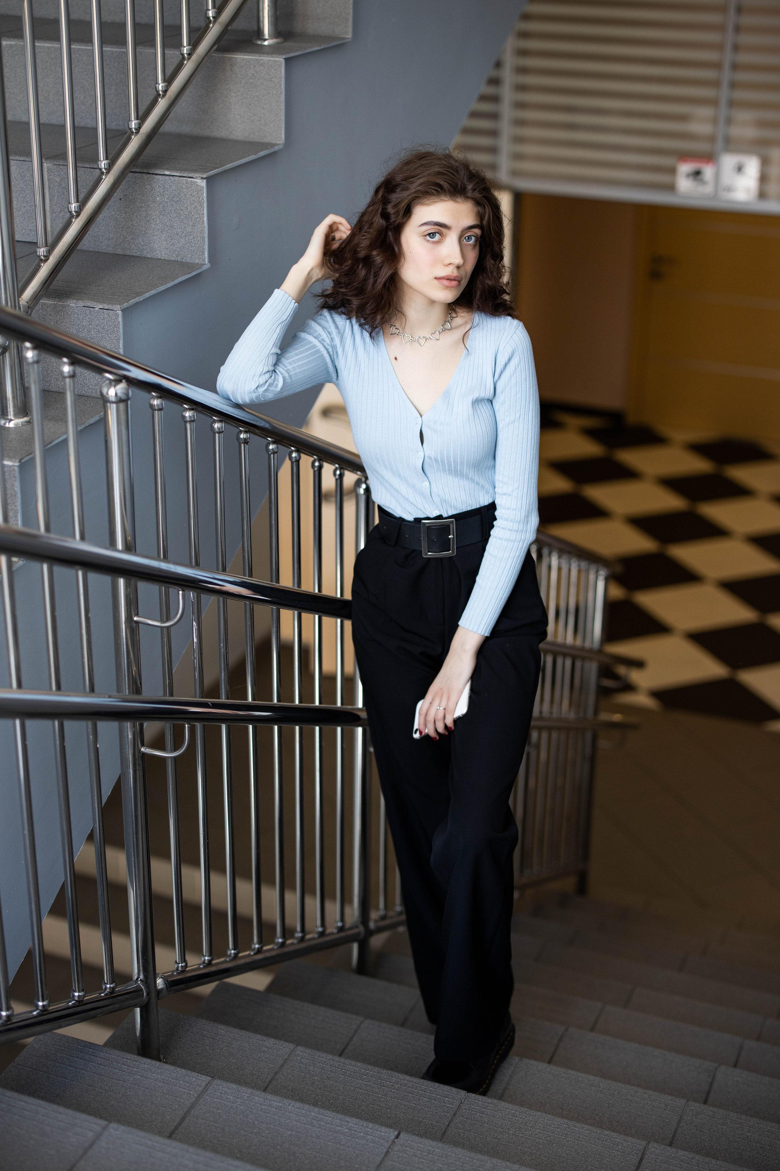 Ученица старших классов в школе на лестнице.