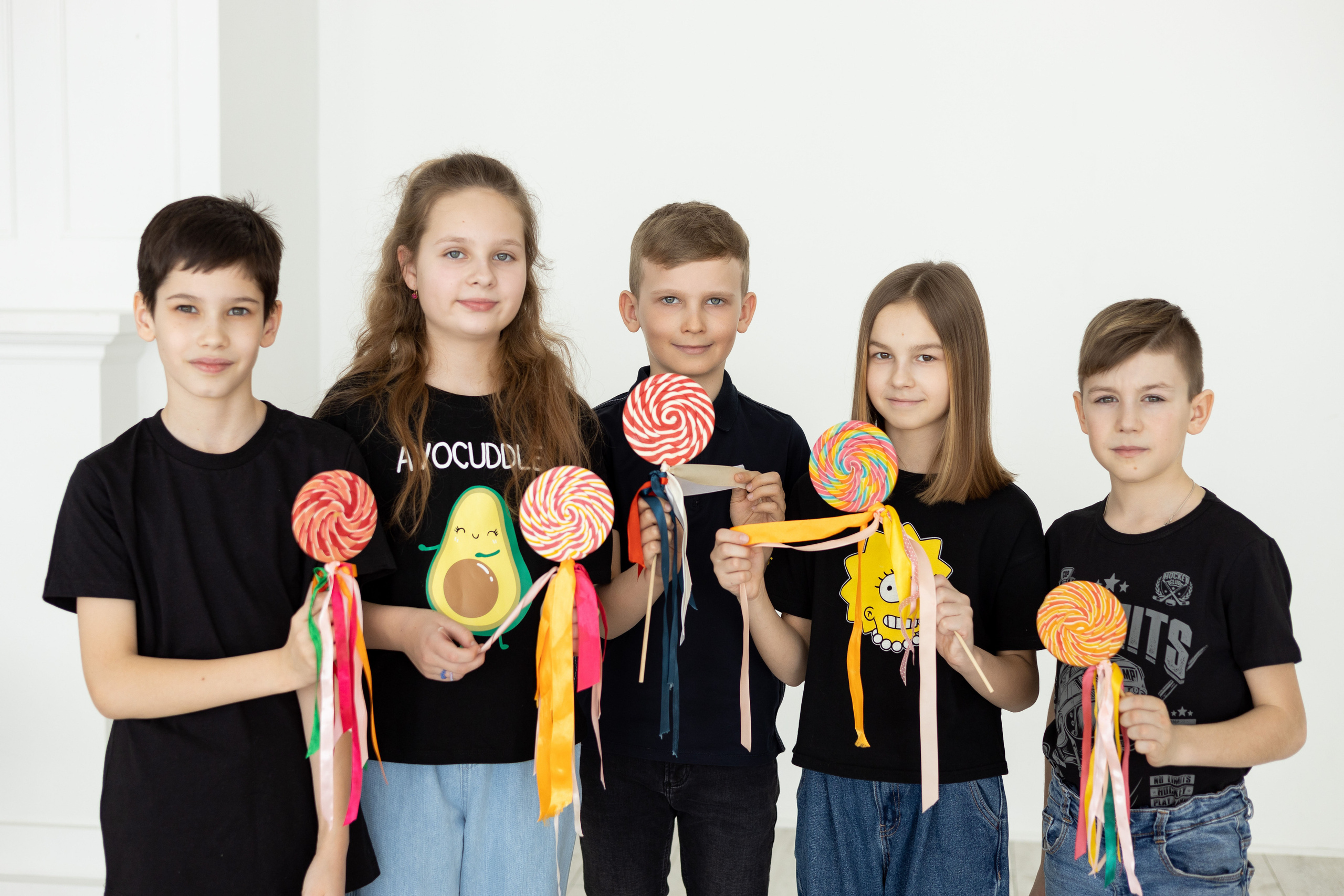 Коломенские школьники с леденцами для выпускного альбома.