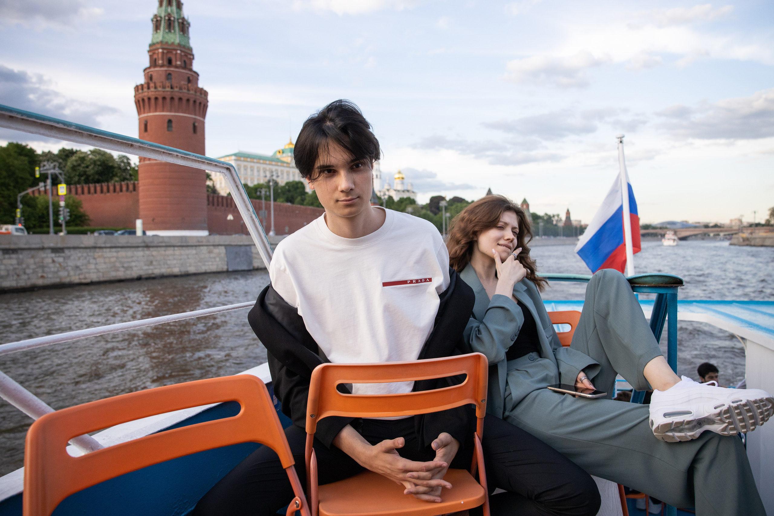 Школьники на катере на фоне Кремля.