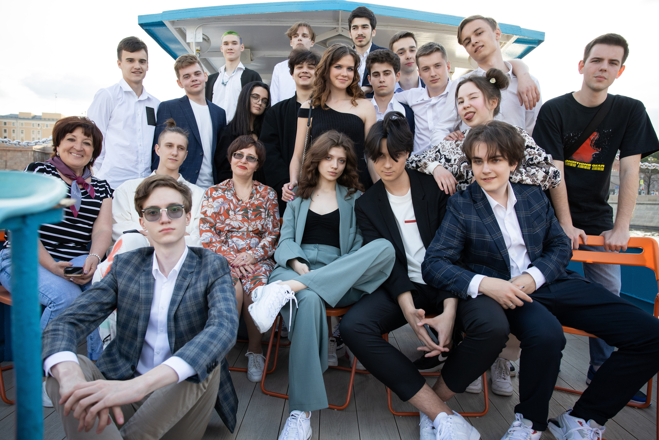 Выпускники на речной прогулке по Москва-реке.