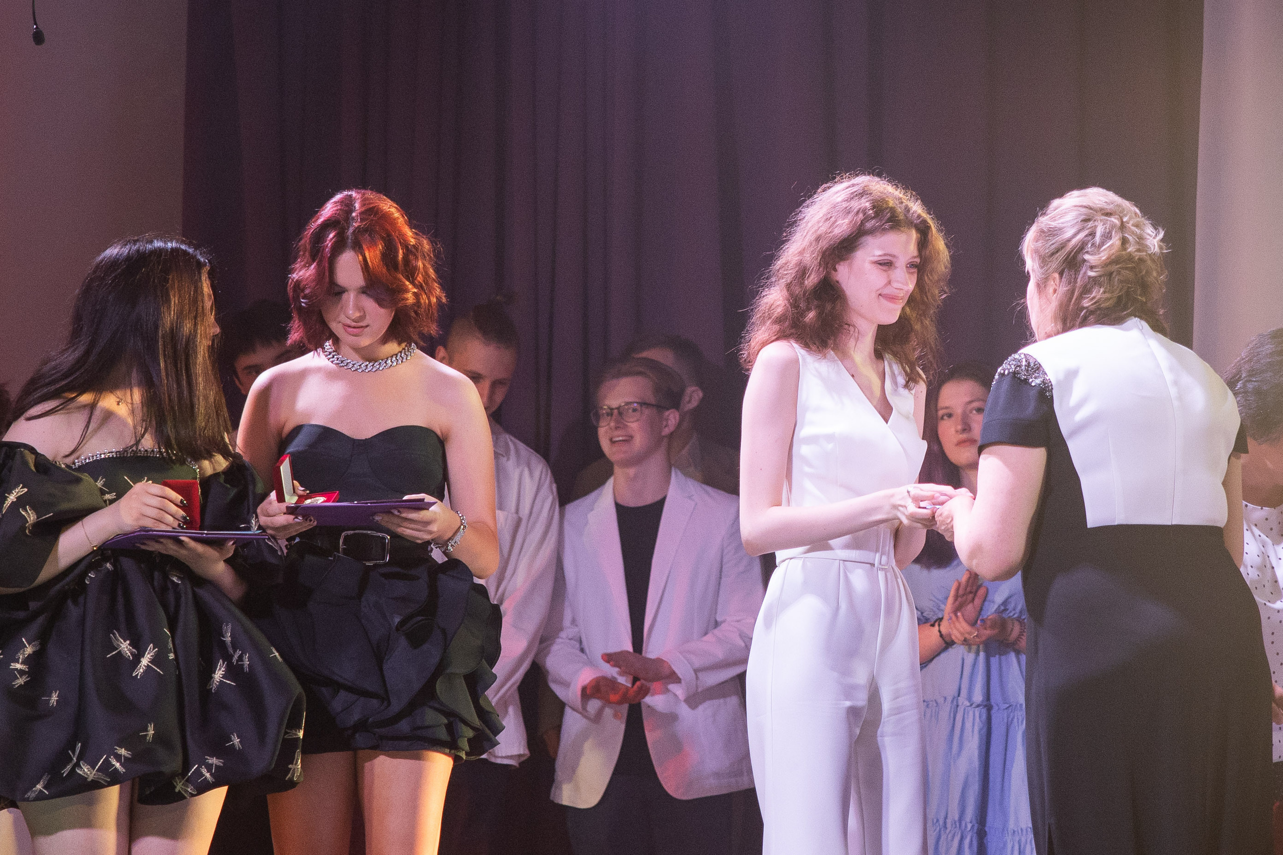 София, фотосессия одиннадцатиклассницы. Выпускные фотоальбомы в Коломне. Валерий и Светлана Щавелевы