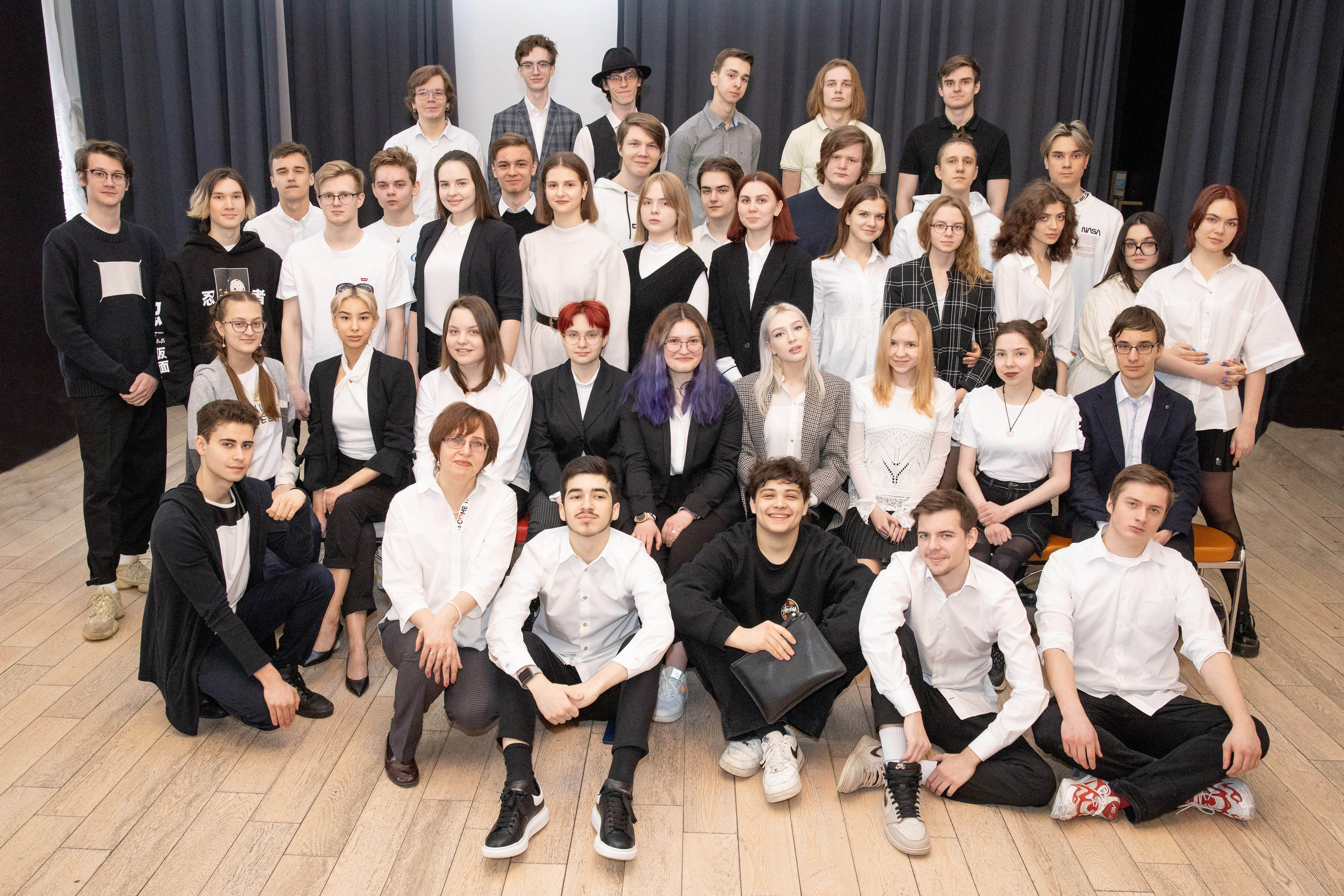 Общее фото московских выпускников в актовом зале.