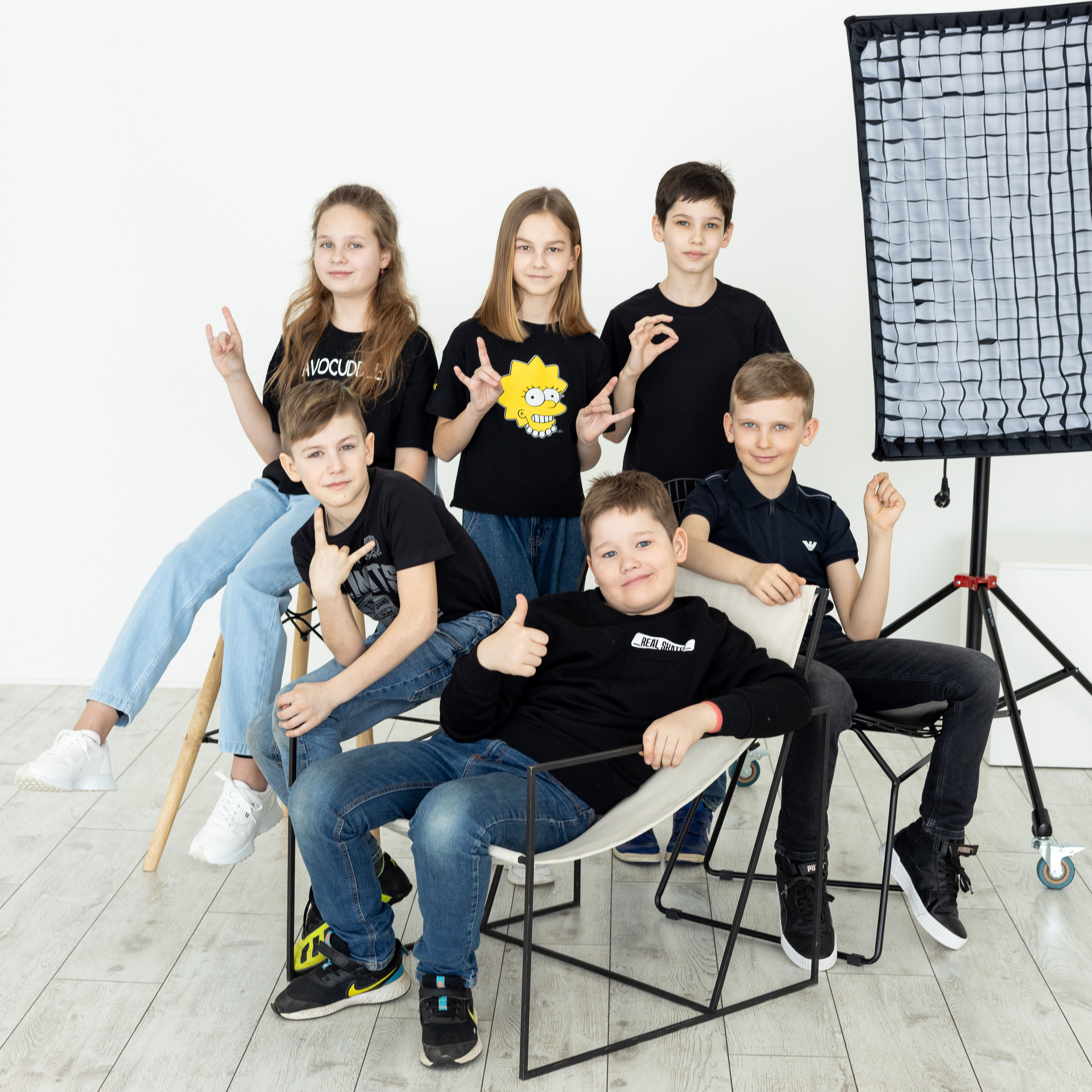 Группа учеников города Коломна на школьной фотосессии для выпускного альбома.