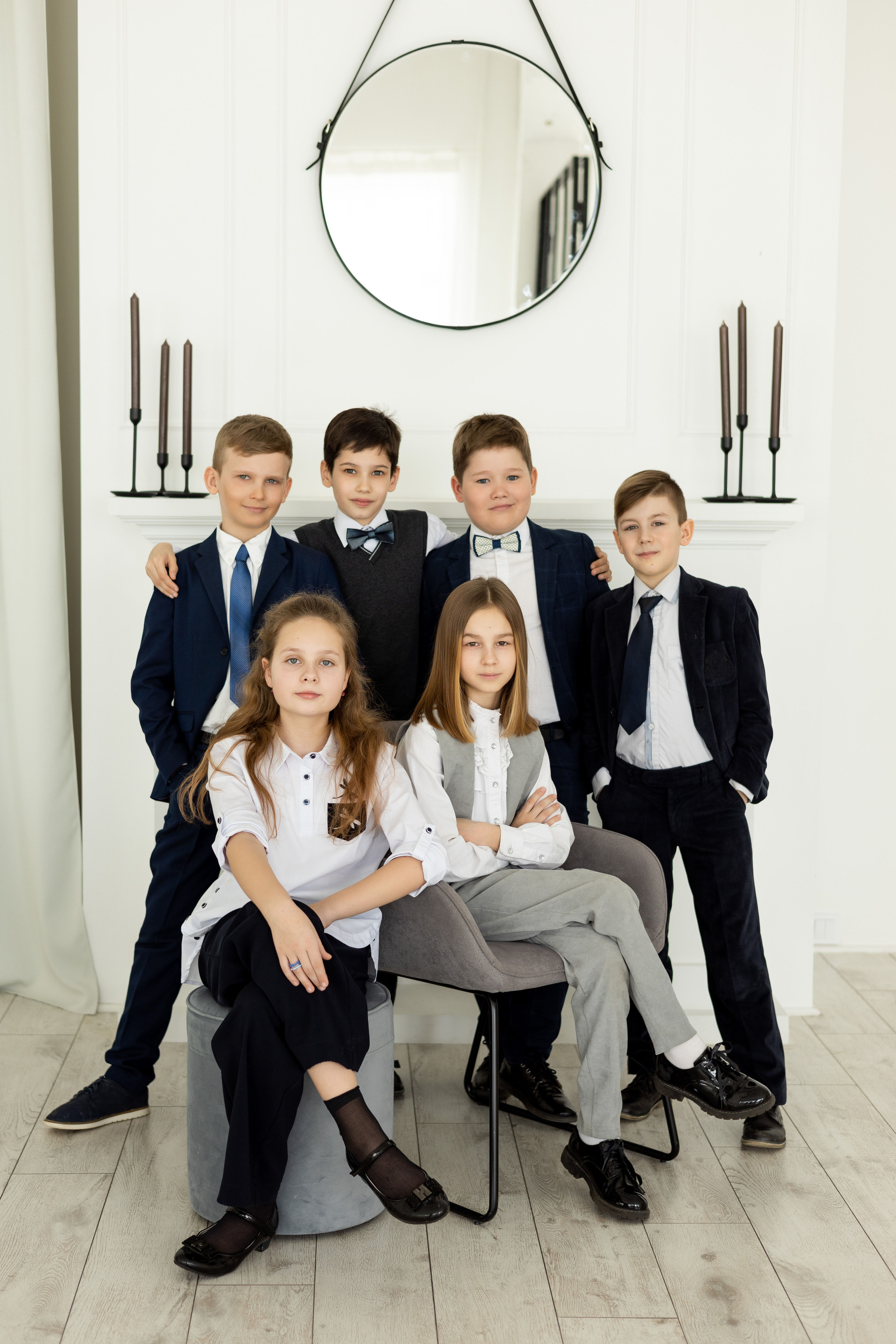Школьники на студийной фотосессии для выпускного альбома.
