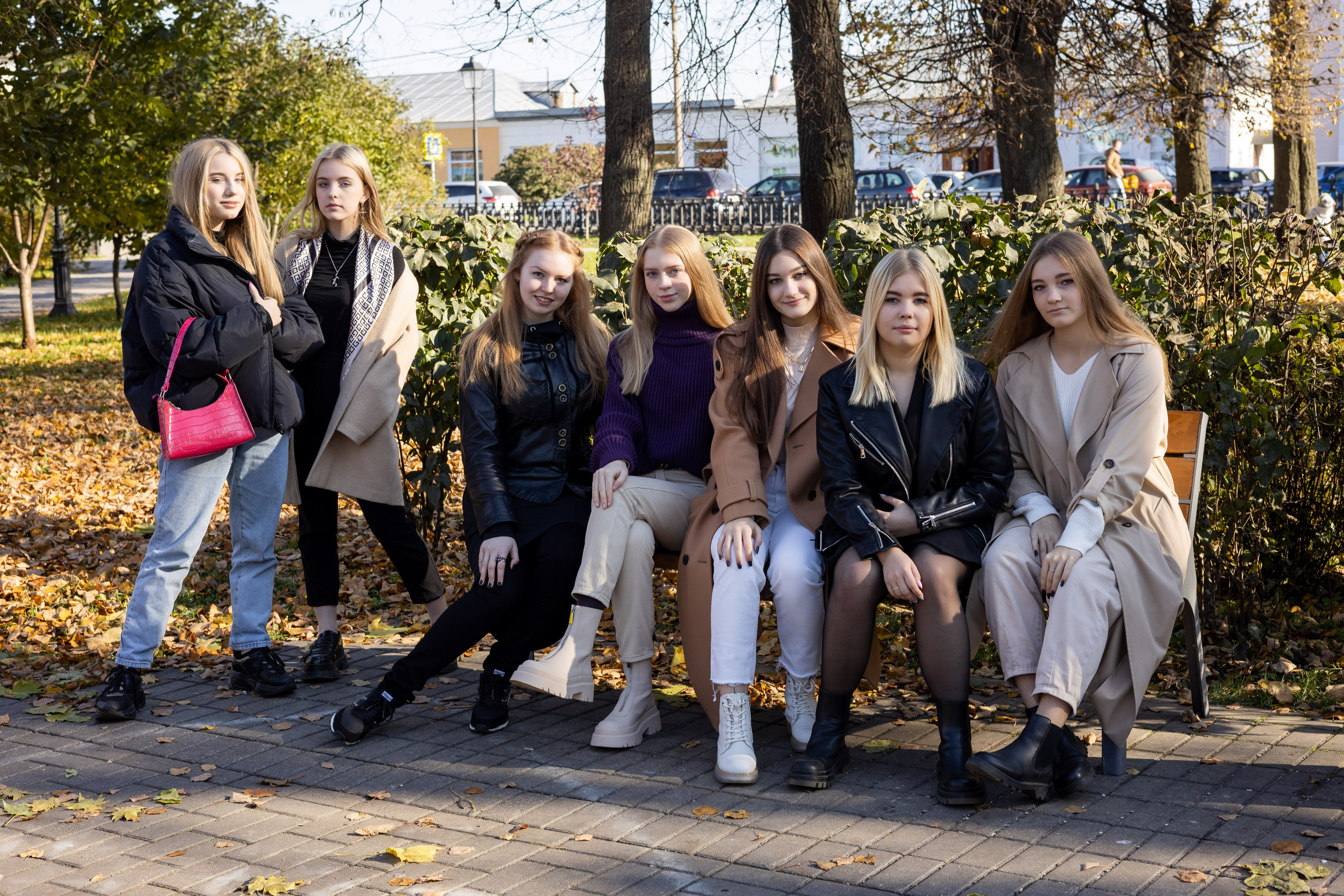 Группа одноклассников на лавочке.