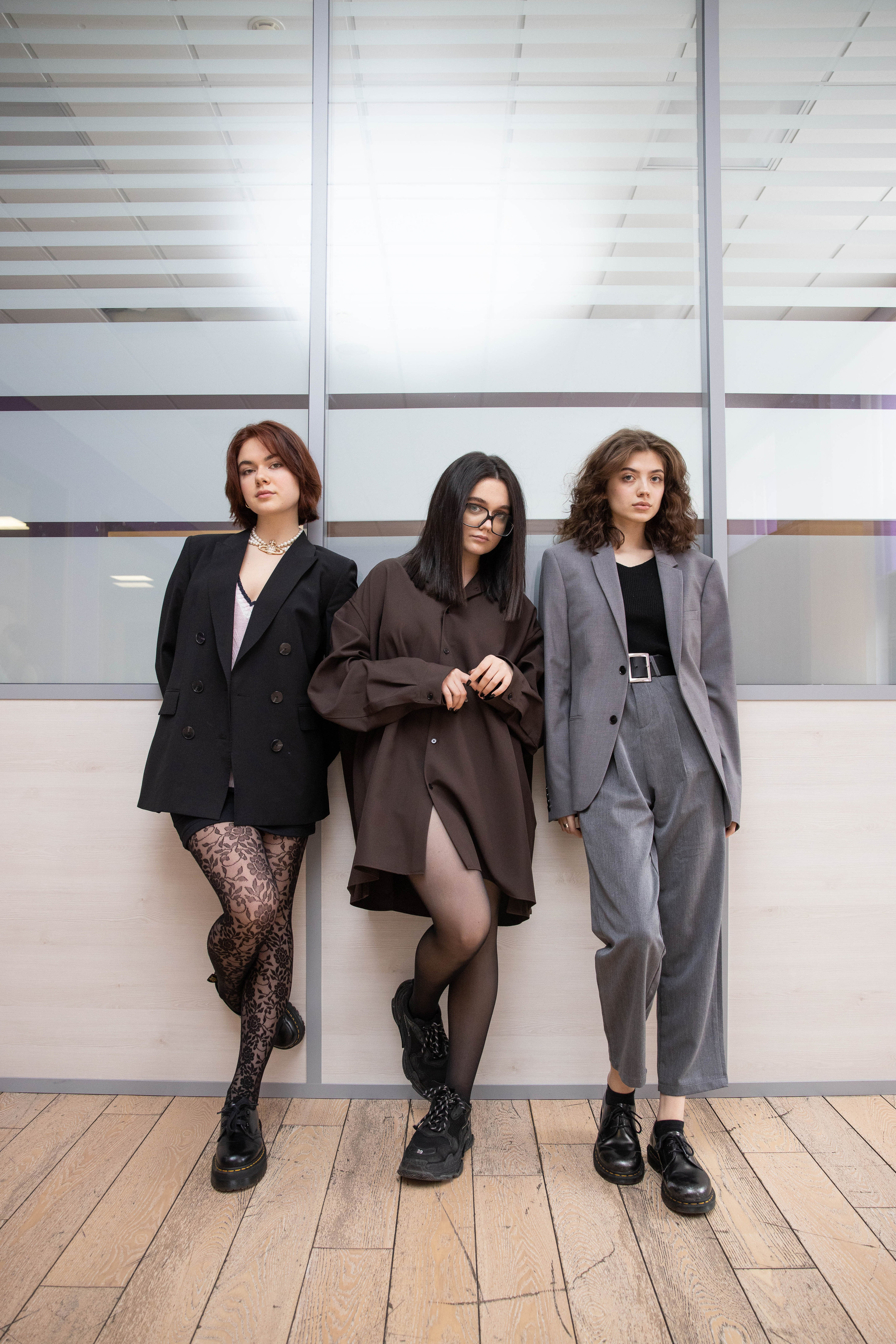 Три ученицы в интерьере школы.