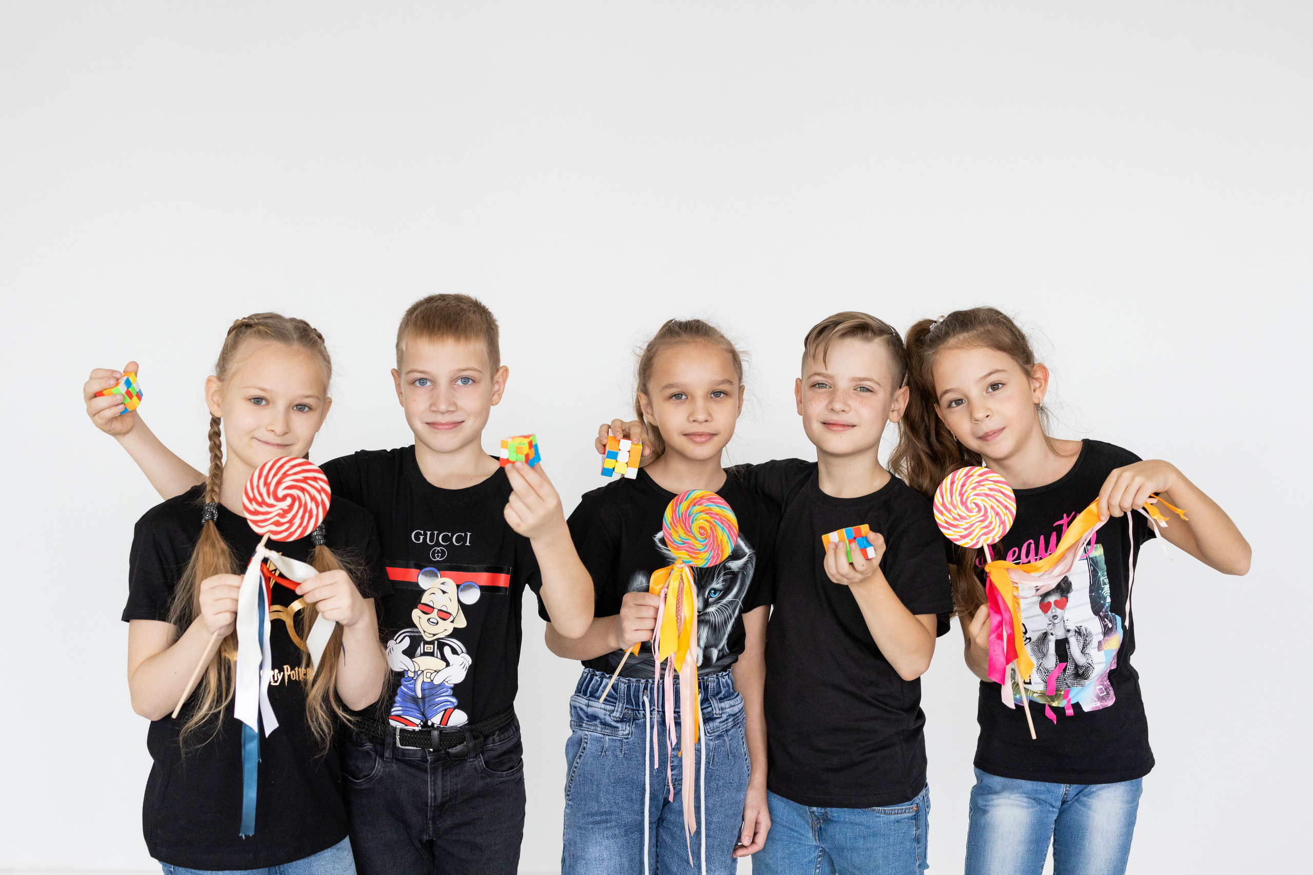 Школьный фотограф работает в студии.