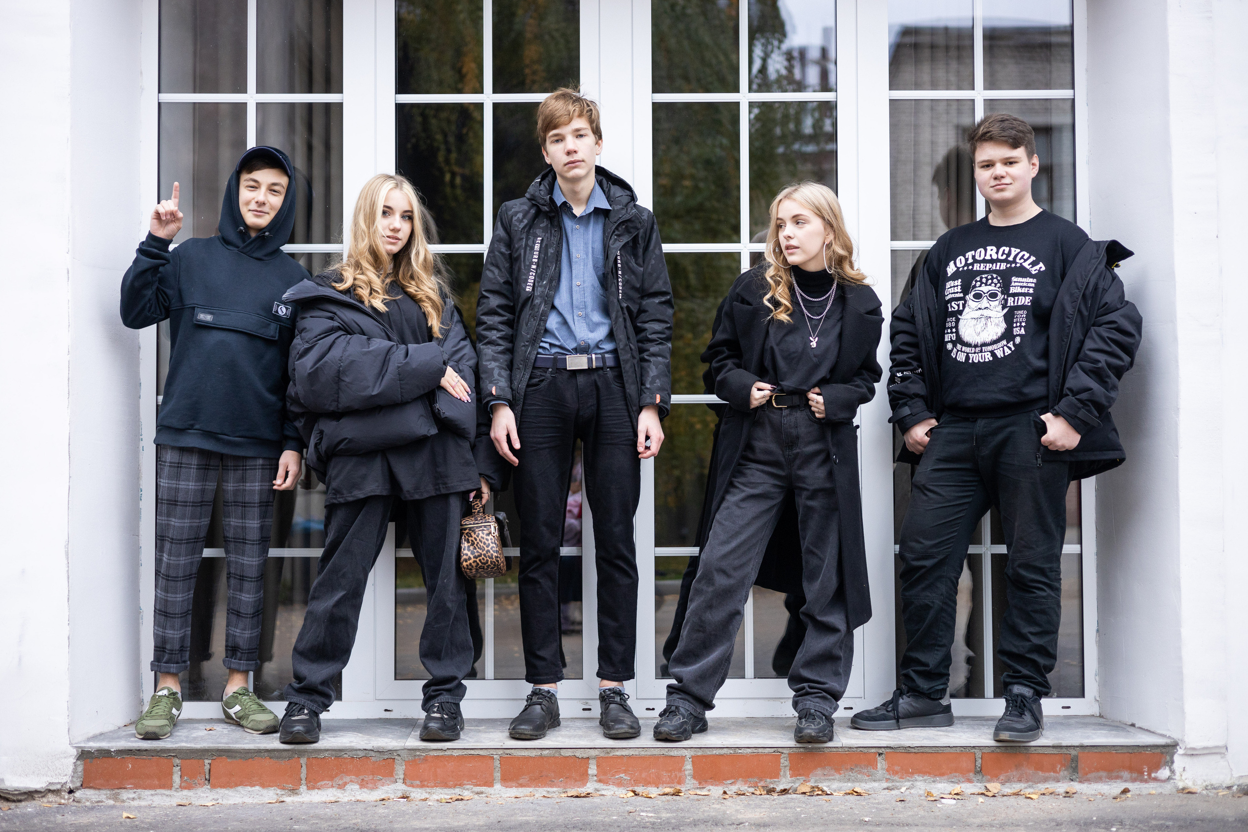 Группа старшеклассников в чёрном.