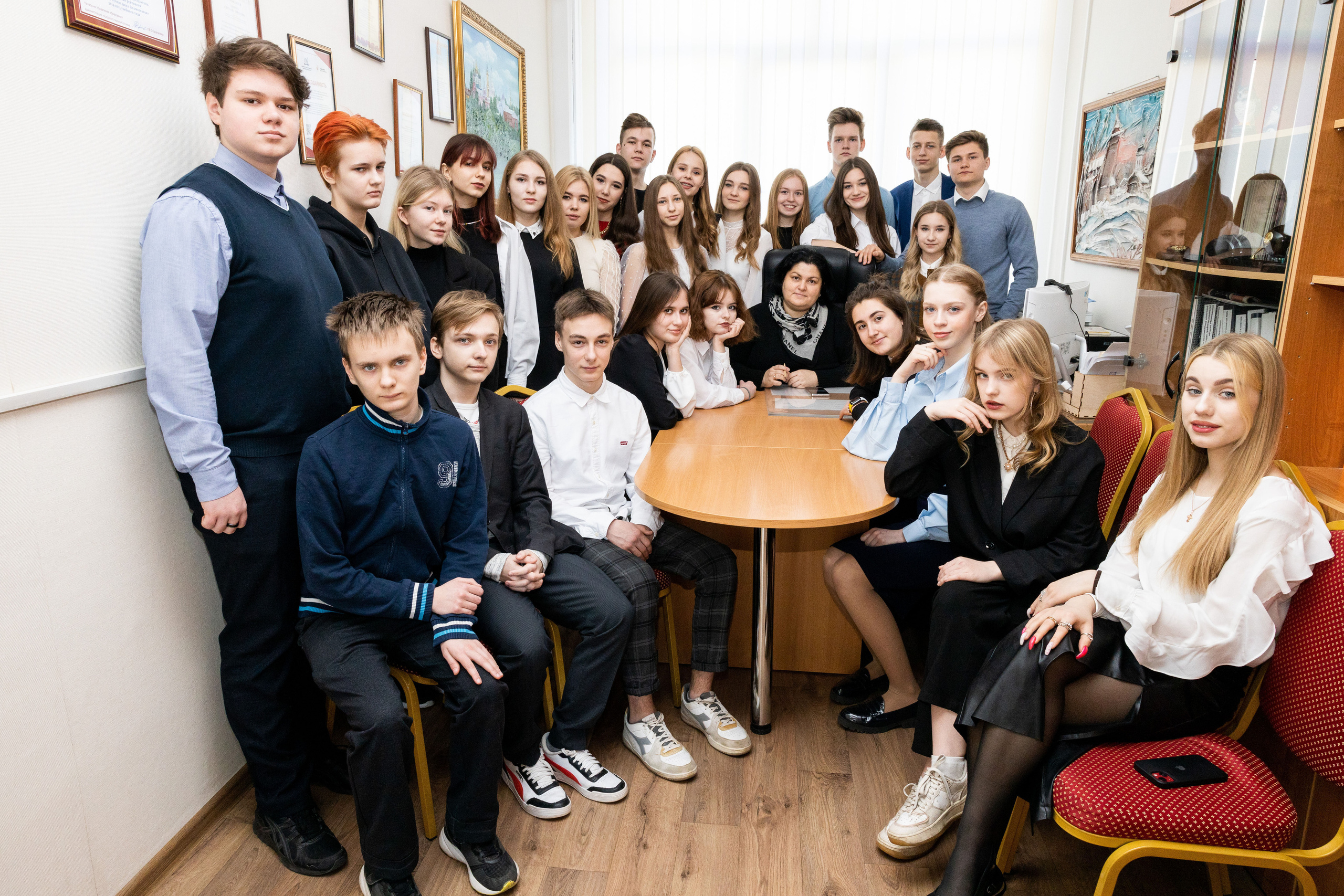 Общее фото класса учеников средней школы города Коломна с директором школы в её кабинете.