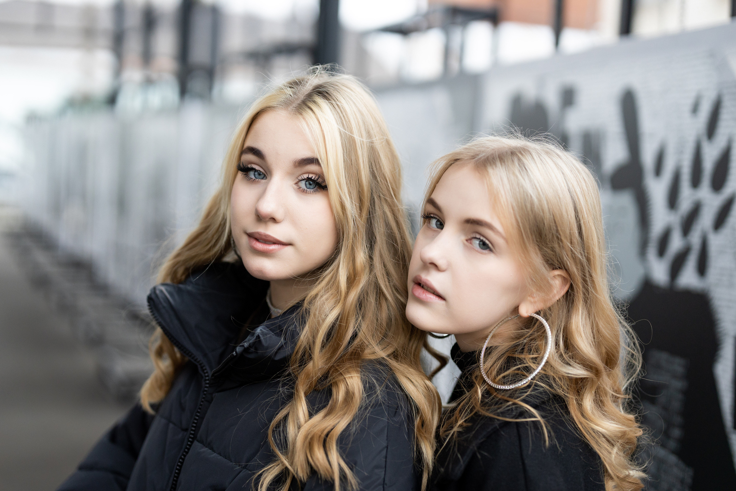 Портрет двух девятиклассниц для школьного альбома.