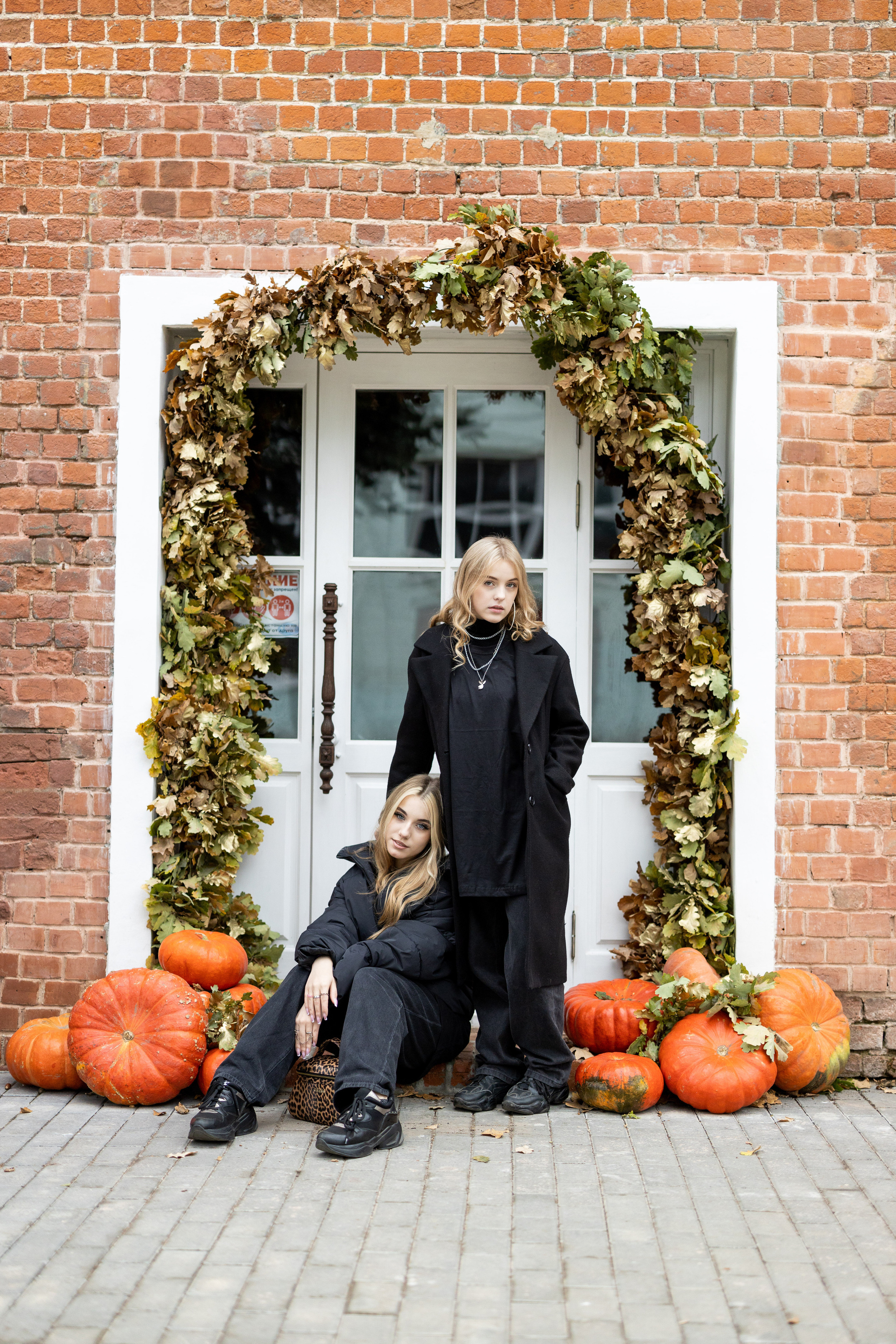 Две ученицы рядом с тыквами.