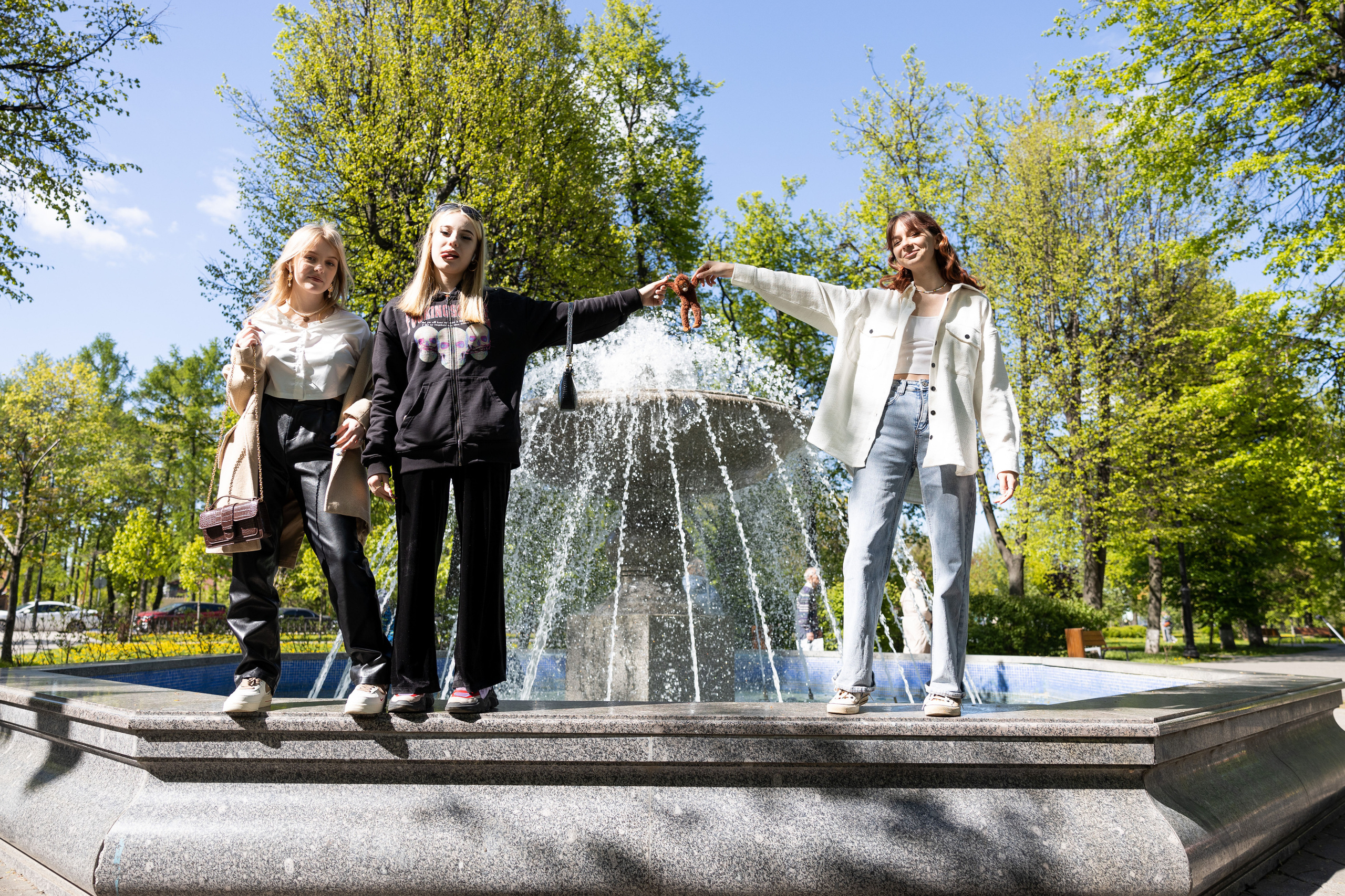 Подруги на фонтане в сквере имени Зайцева города Коломна.