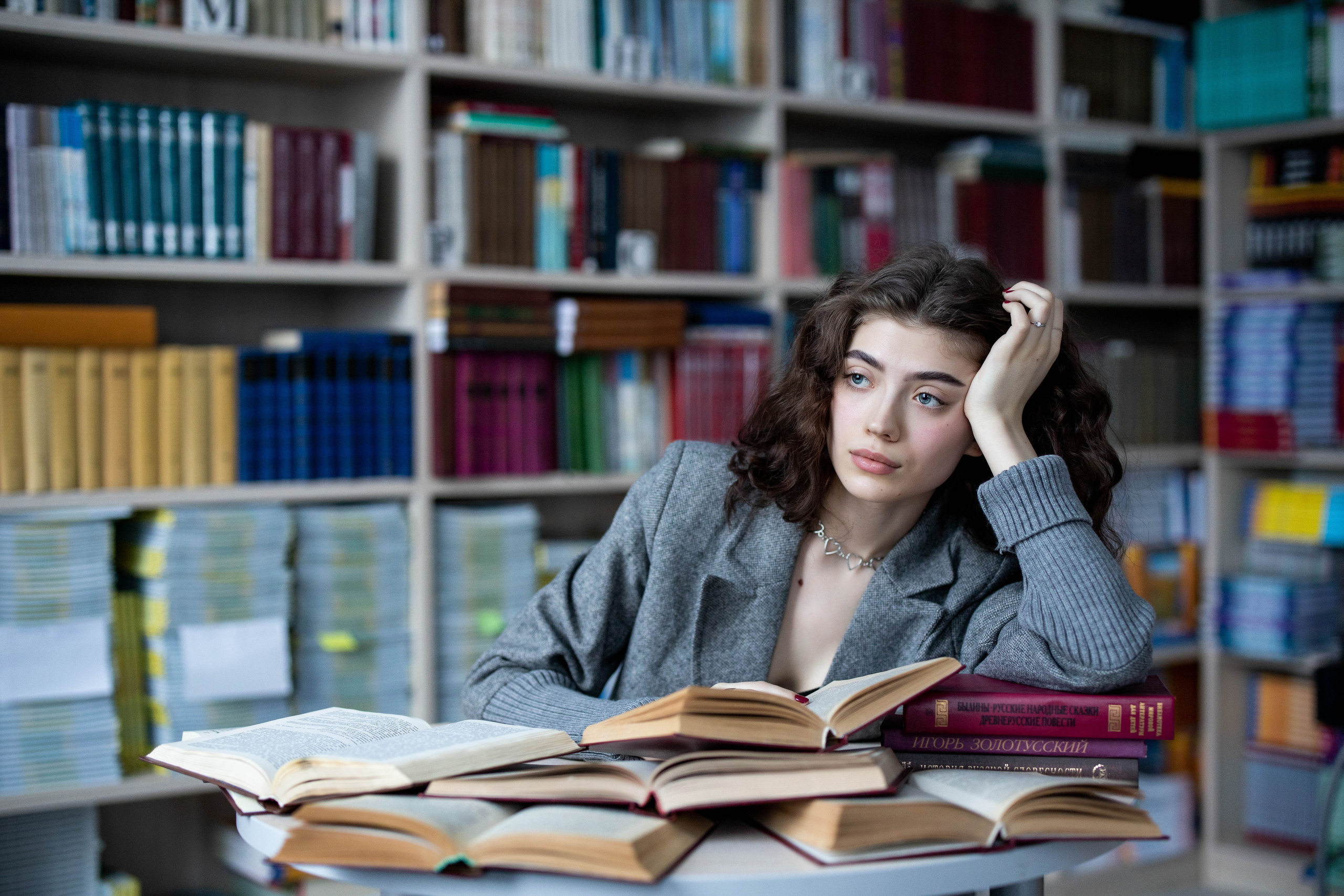 Московская старшеклассница в библиотеке.