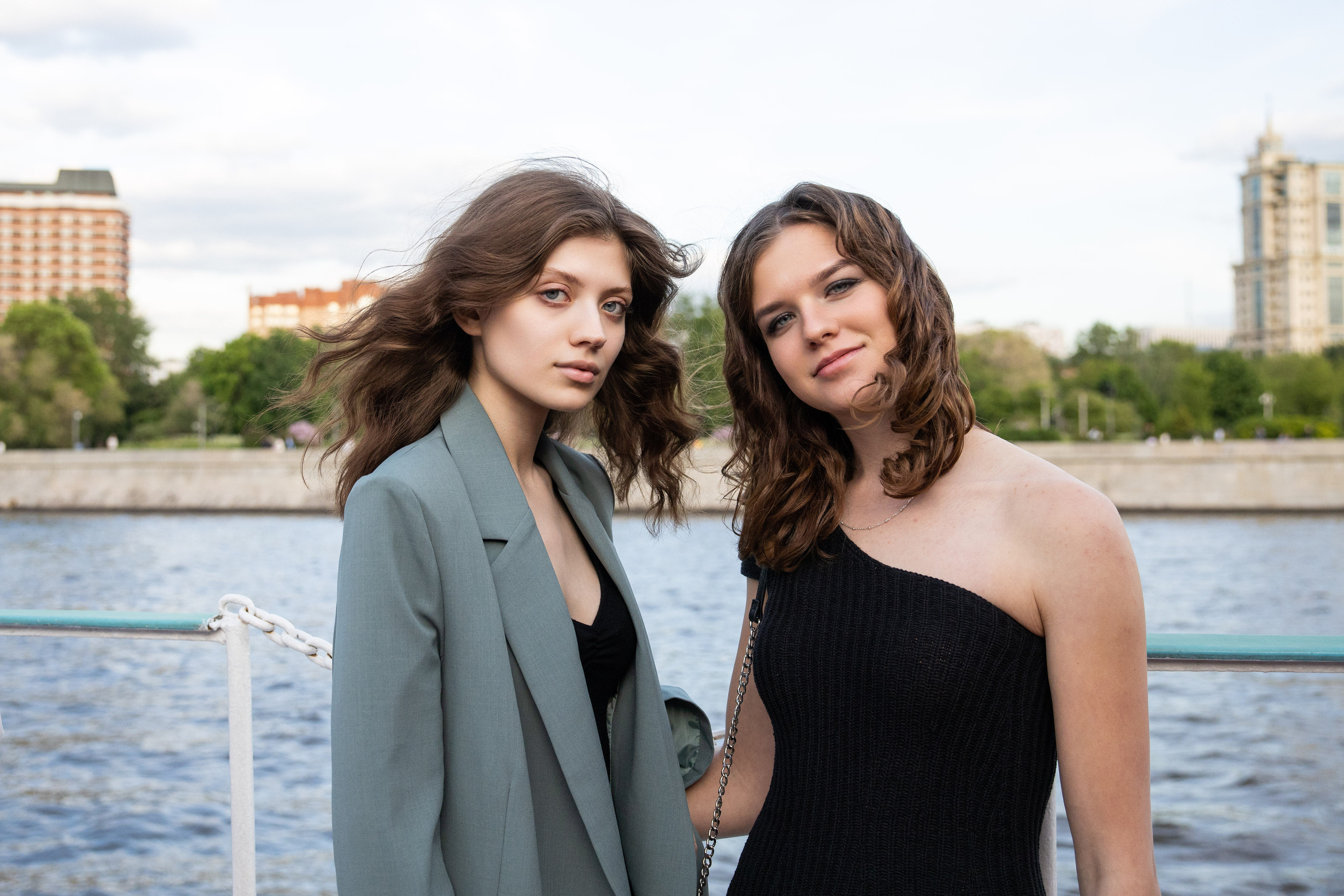 Две ученицы на фоне реки.