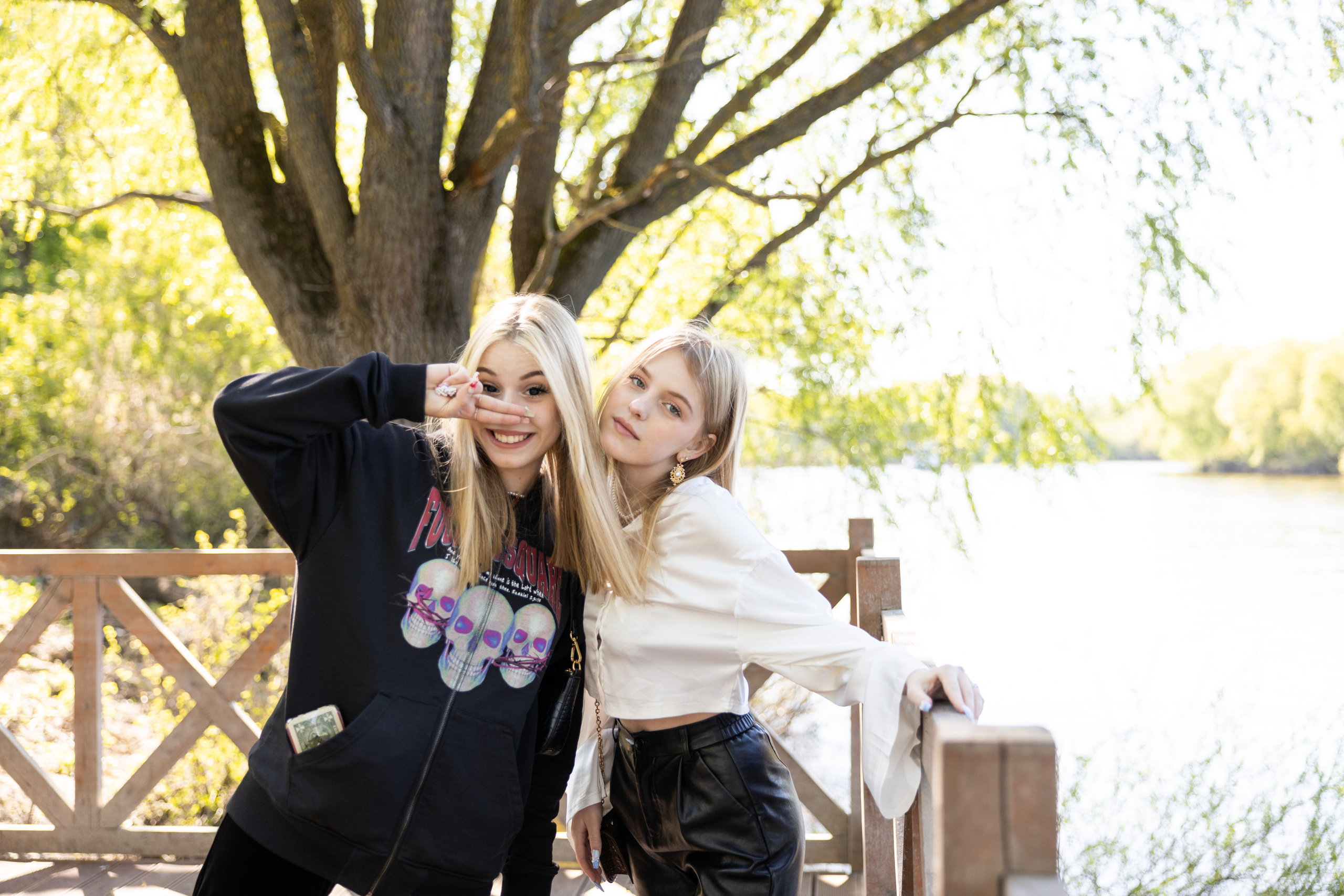 Две девушки на набережной города Коломна.