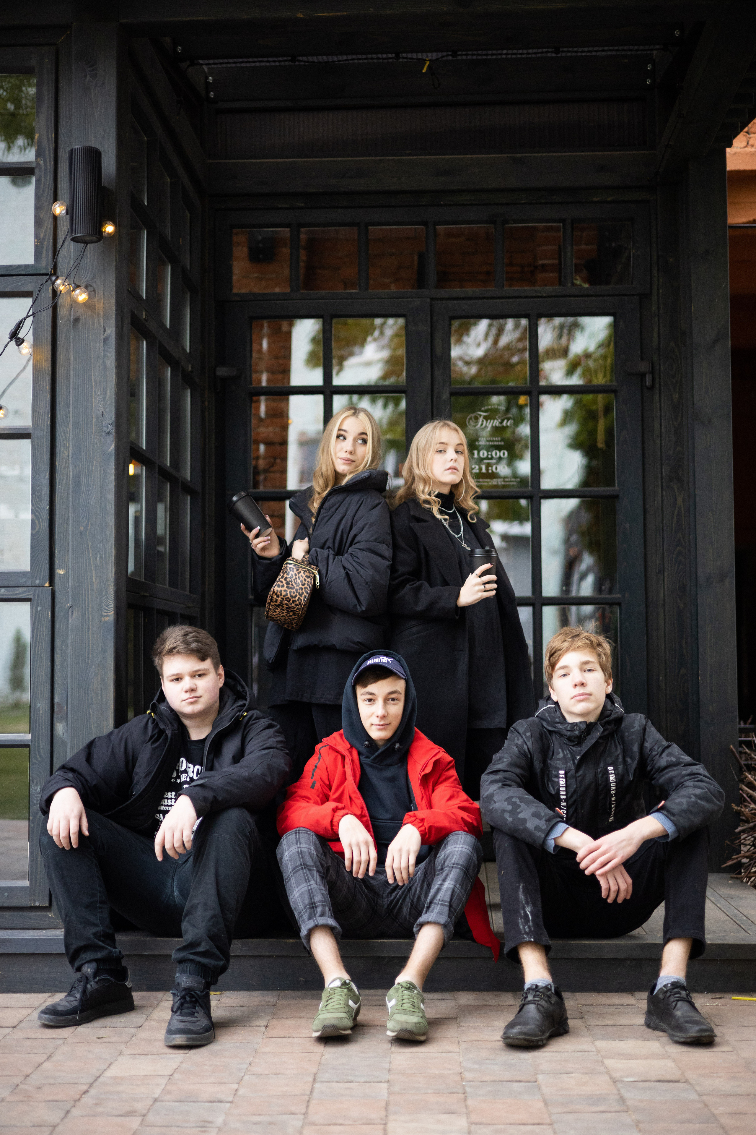 Группа одноклассников у входа в кафе в Патефонке.