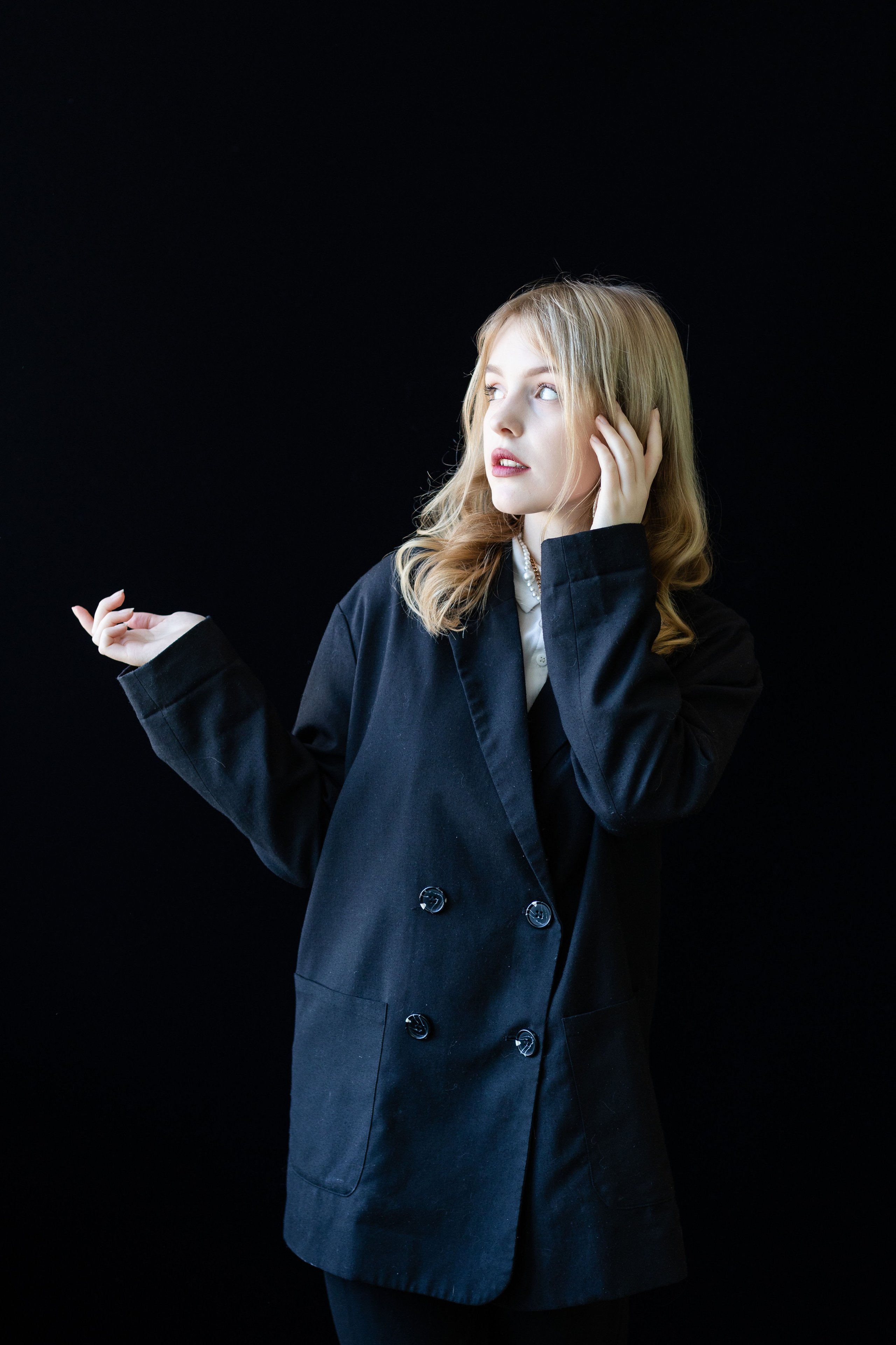 Школьница на чёрном фоне в Коломне.