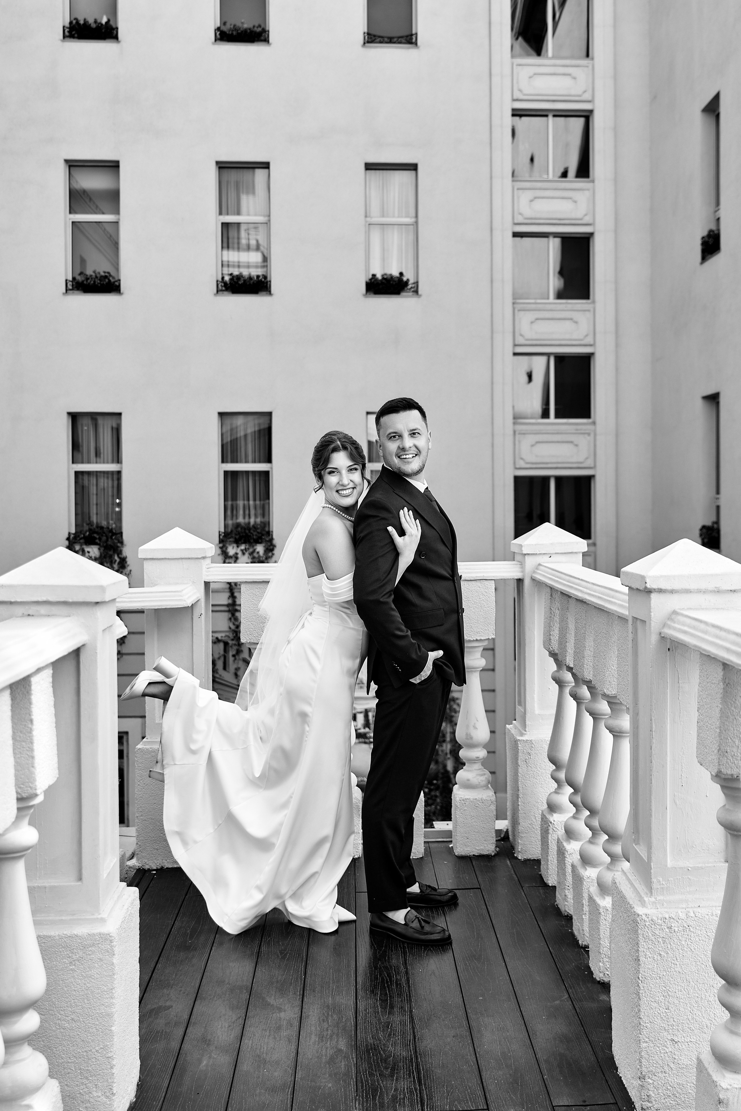 Невеста Наиля радостно обнимает жениха Тальгата со спины. Оба с улыбкой смотрят в кадр на свадебной фотосессии. Крутой свадебный фотограф Ульяновска и Казани Елена Орешина.