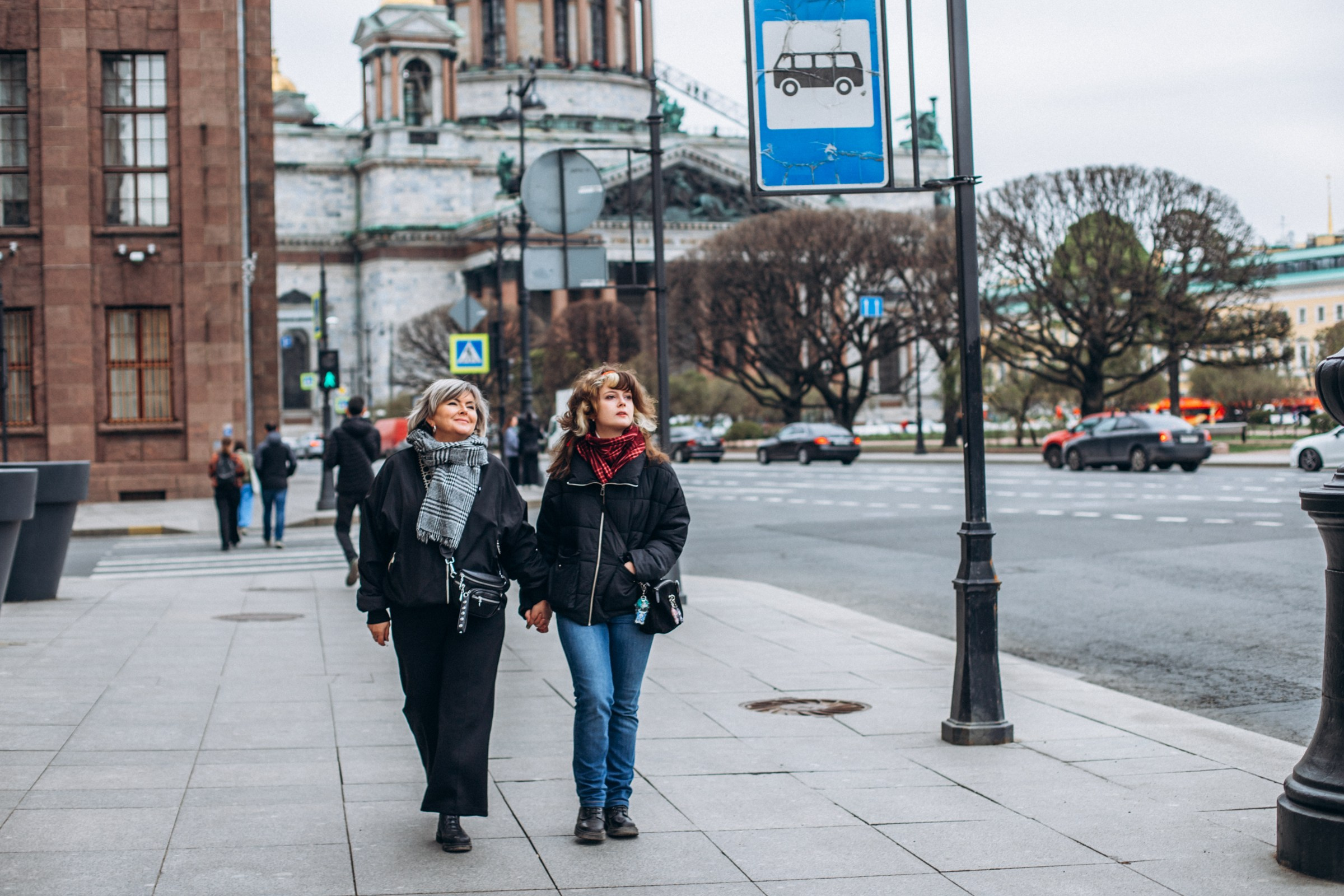 Ольга и Варвара в мае. Фотопрогулка в Петербурге. Индивидуальный и семейный фотограф в Санкт-Петербурге