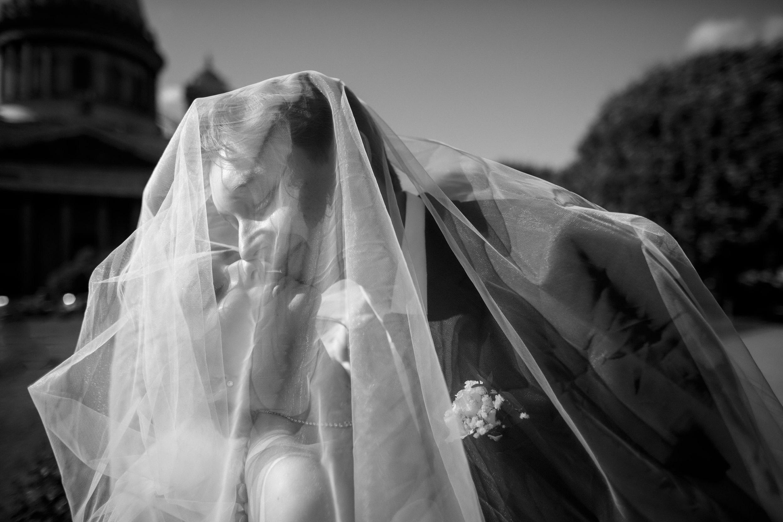 Красивая пара молодожёнов. Свадебный фотограф Игорь Брундасов 8PHOTO на свадьбу венчание загс СПб