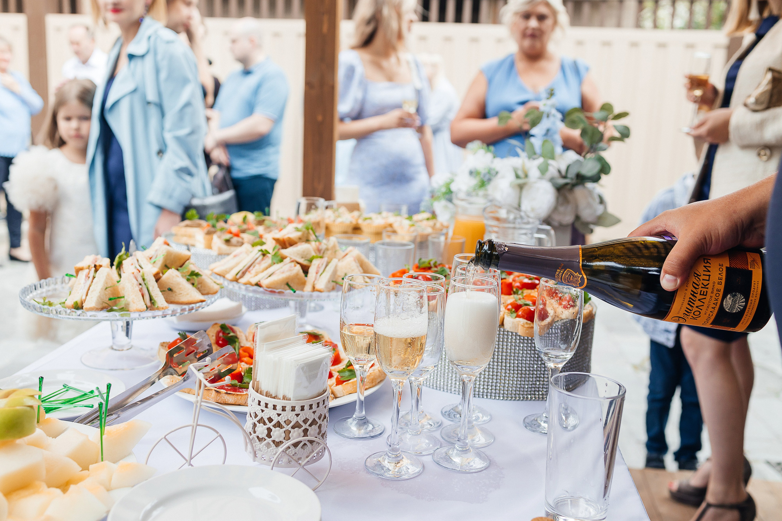 Трогательная выездная церемония в уютном дворике отеля. Олег Сверчков | Свадебный фотограф Вологда