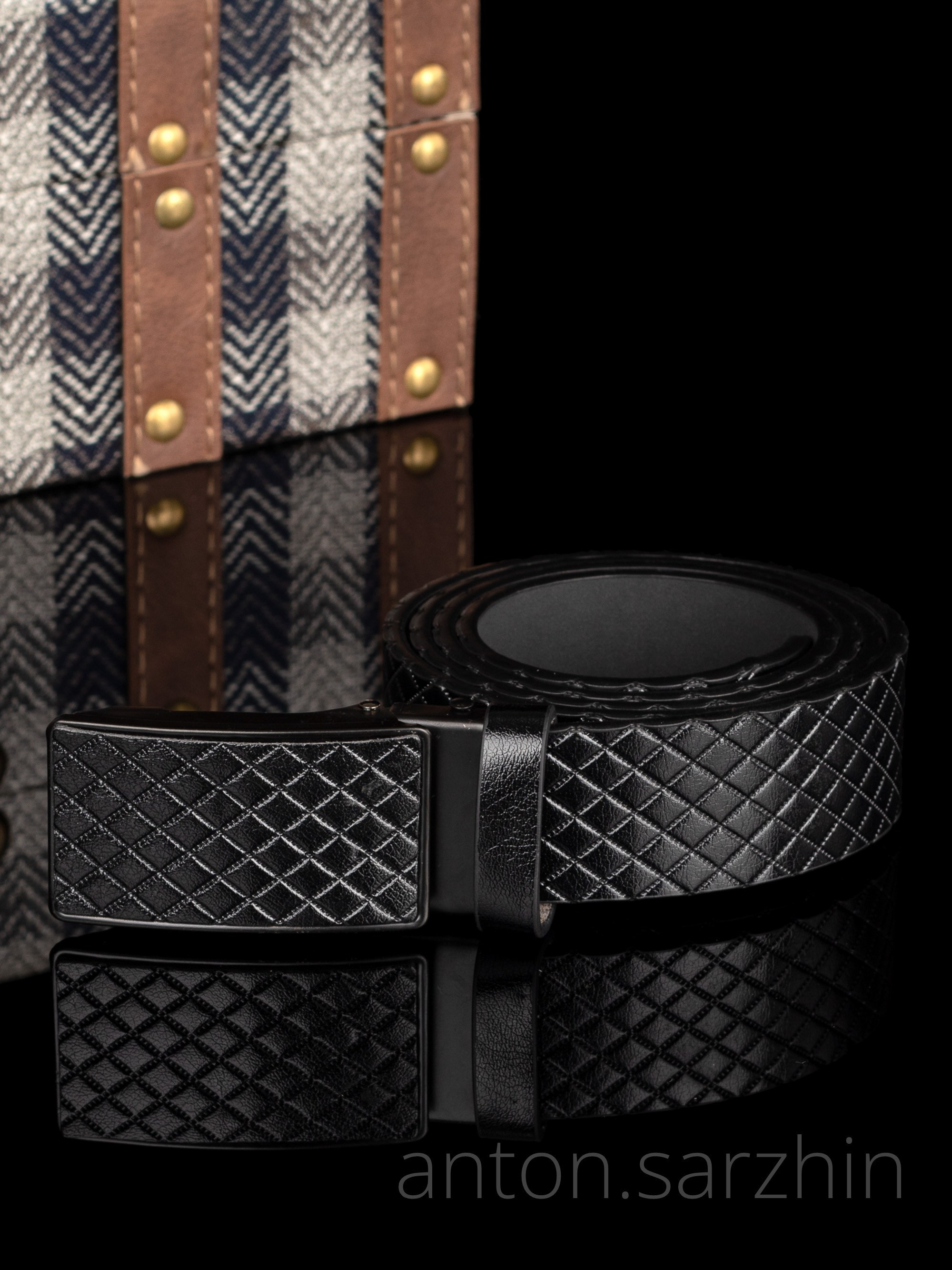 Имиджевая съемка ремня на черном фоне