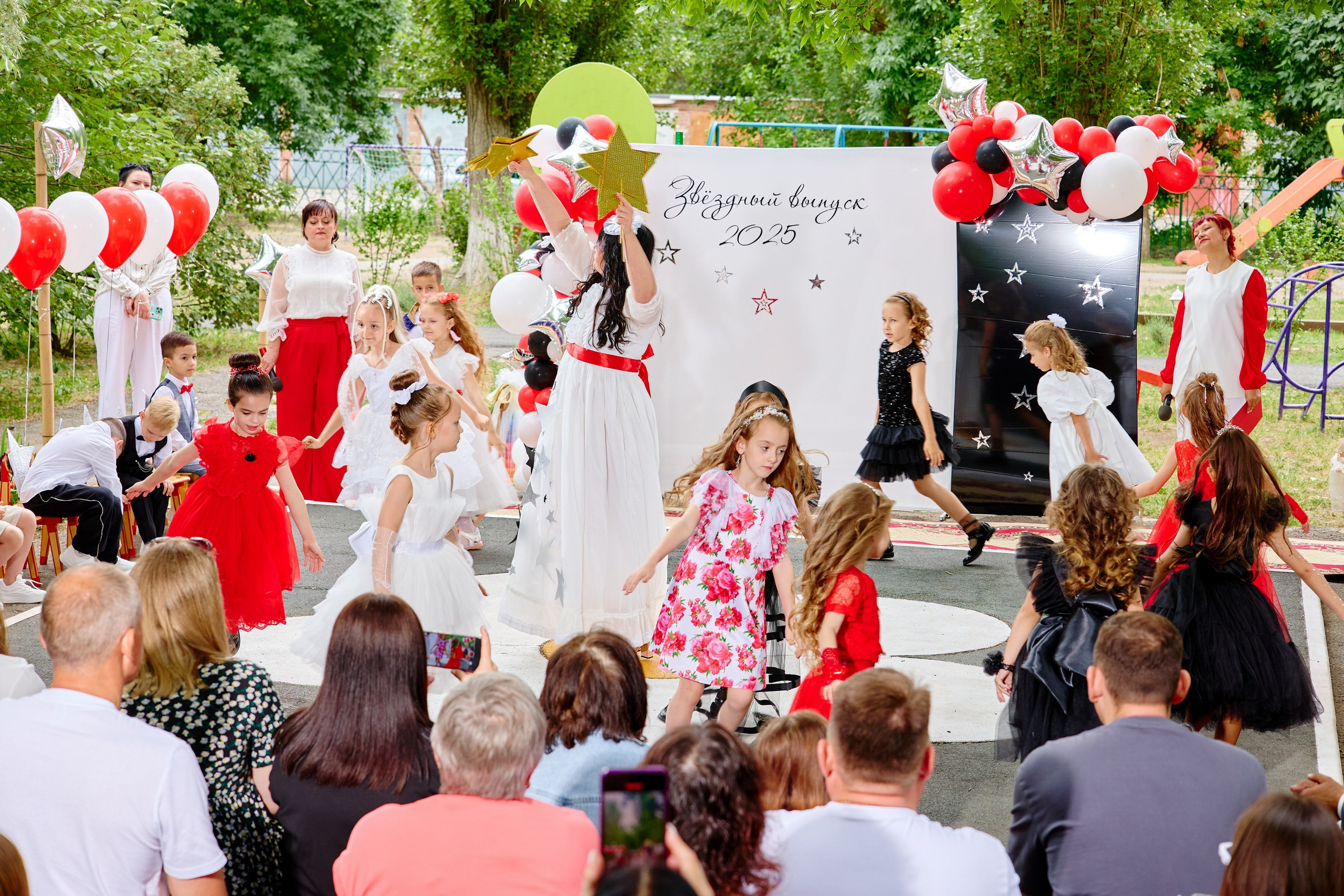 Выпускной 45 сад. Фотограф Выпускные альбомы Таганрог Сергей Коробченко