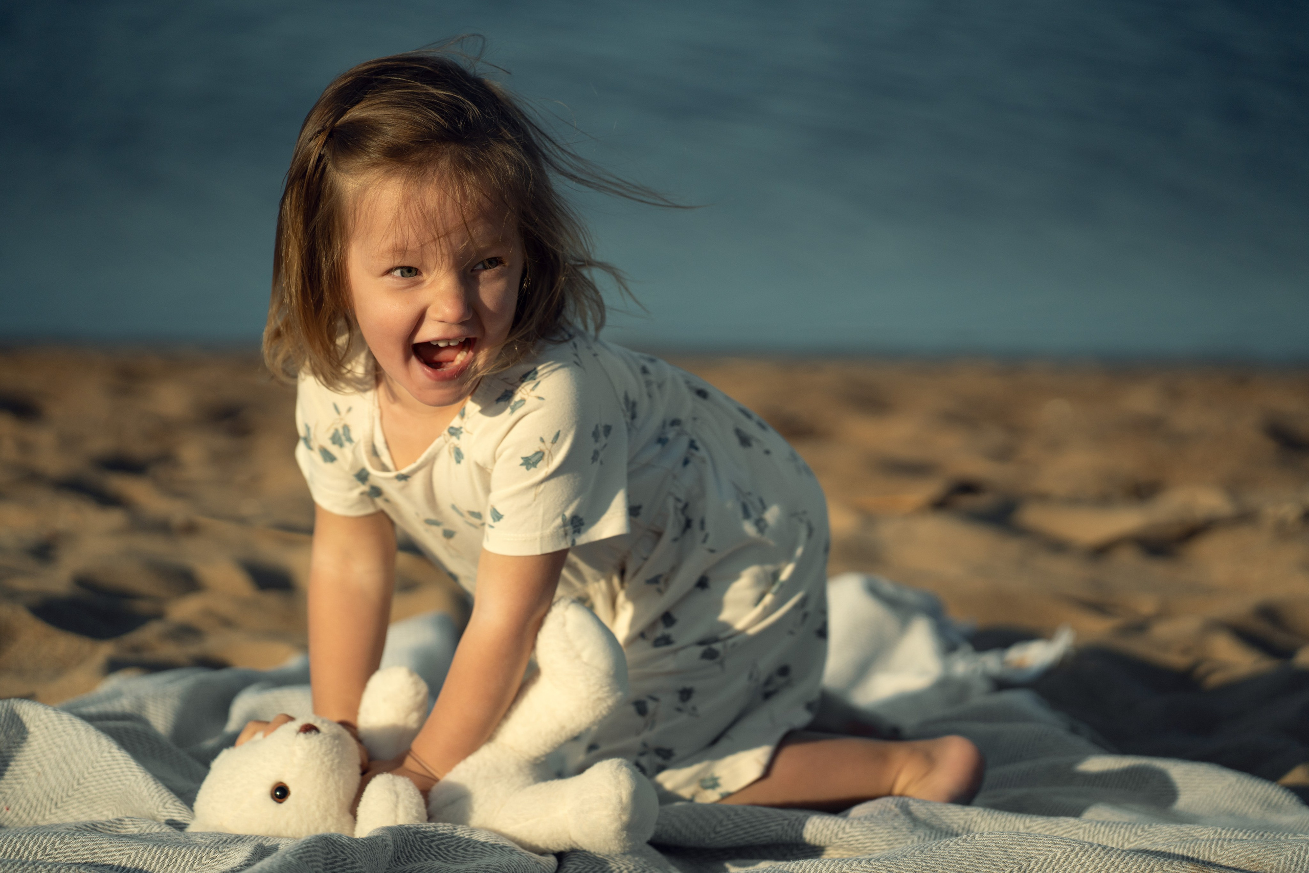 love story, молодые родители, многодетная семья, съемка на пляже, семейная фотосессия, съёмка на финском заливе, фотосессия на финском заливе, девочка с мишкой