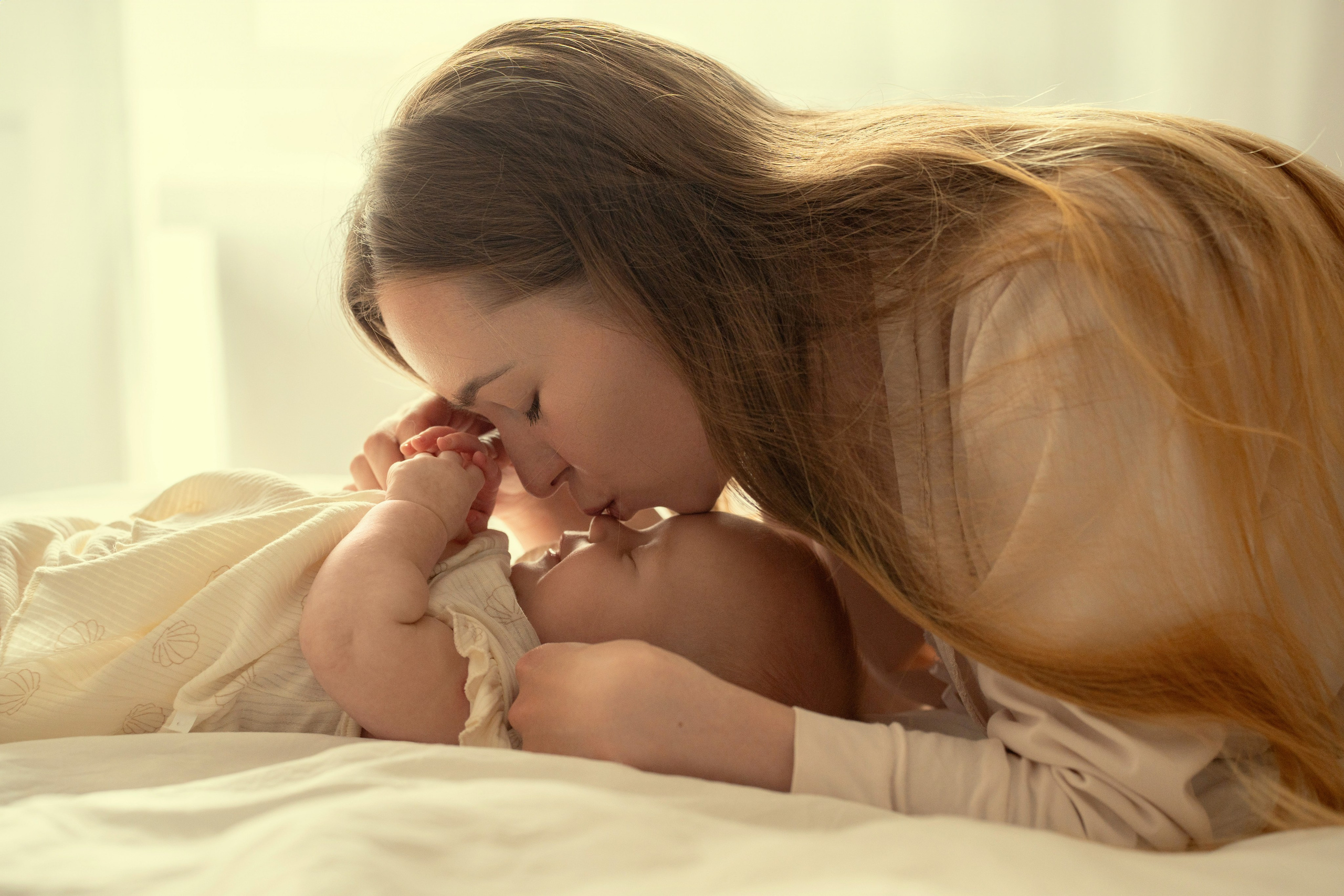 Съемка мамы и малышки 2 месяцев дома. Очень нежные и светлые кадры.