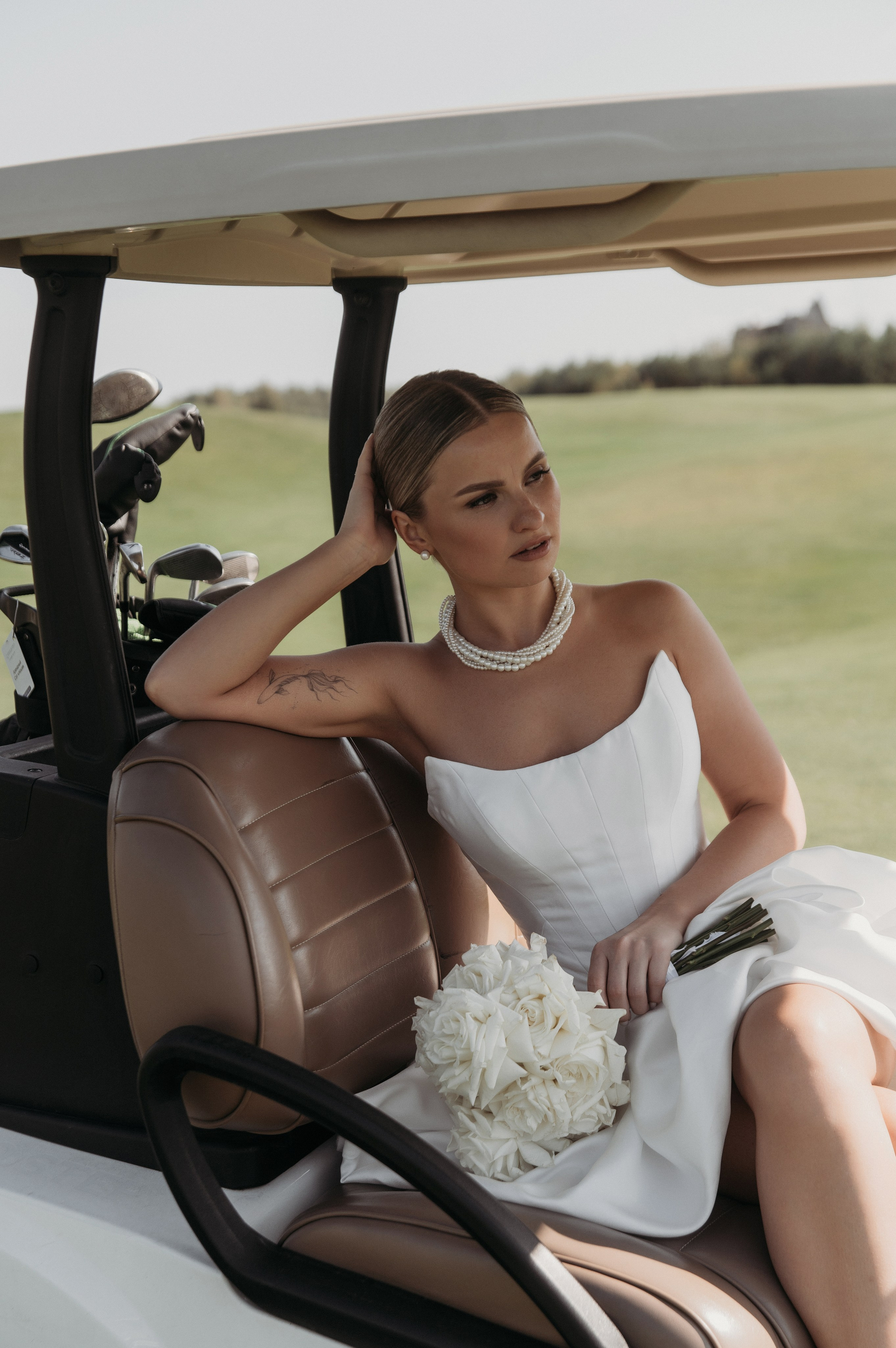 Свадебная фотосессия в Завидово гольф поле с утром невесты и красивым свадебным банкетом. Свадебный фотограф в Твери, Москве и Санкт-Петербурге Денисова Екатерина