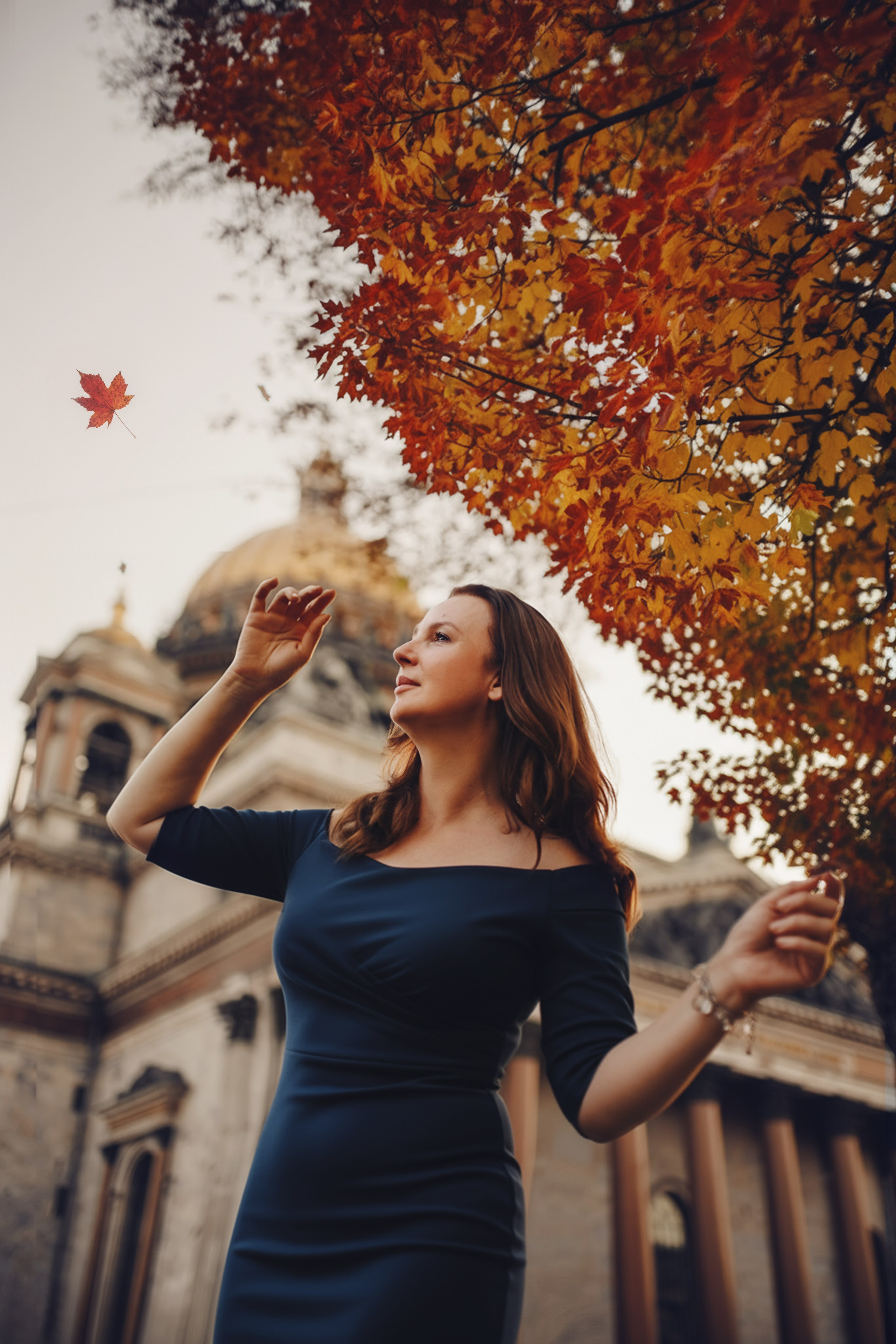 Фотосессия девушки на улице осенней