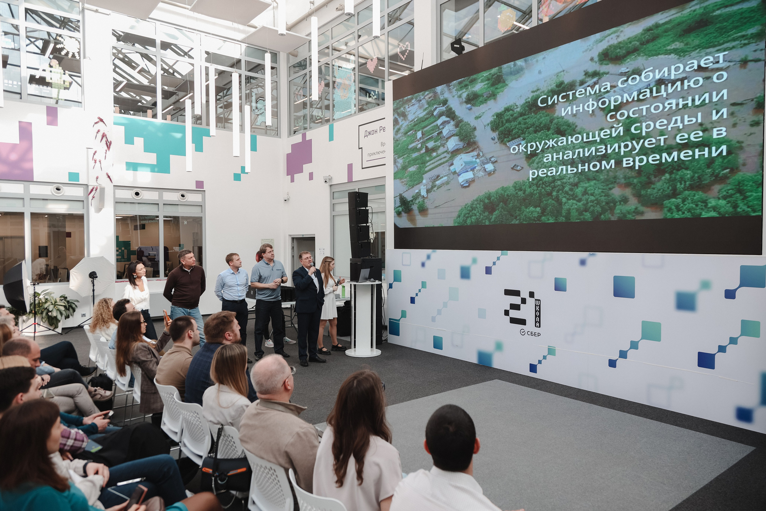 Момент презентации нового проекта для коллег в переговорной комнате.