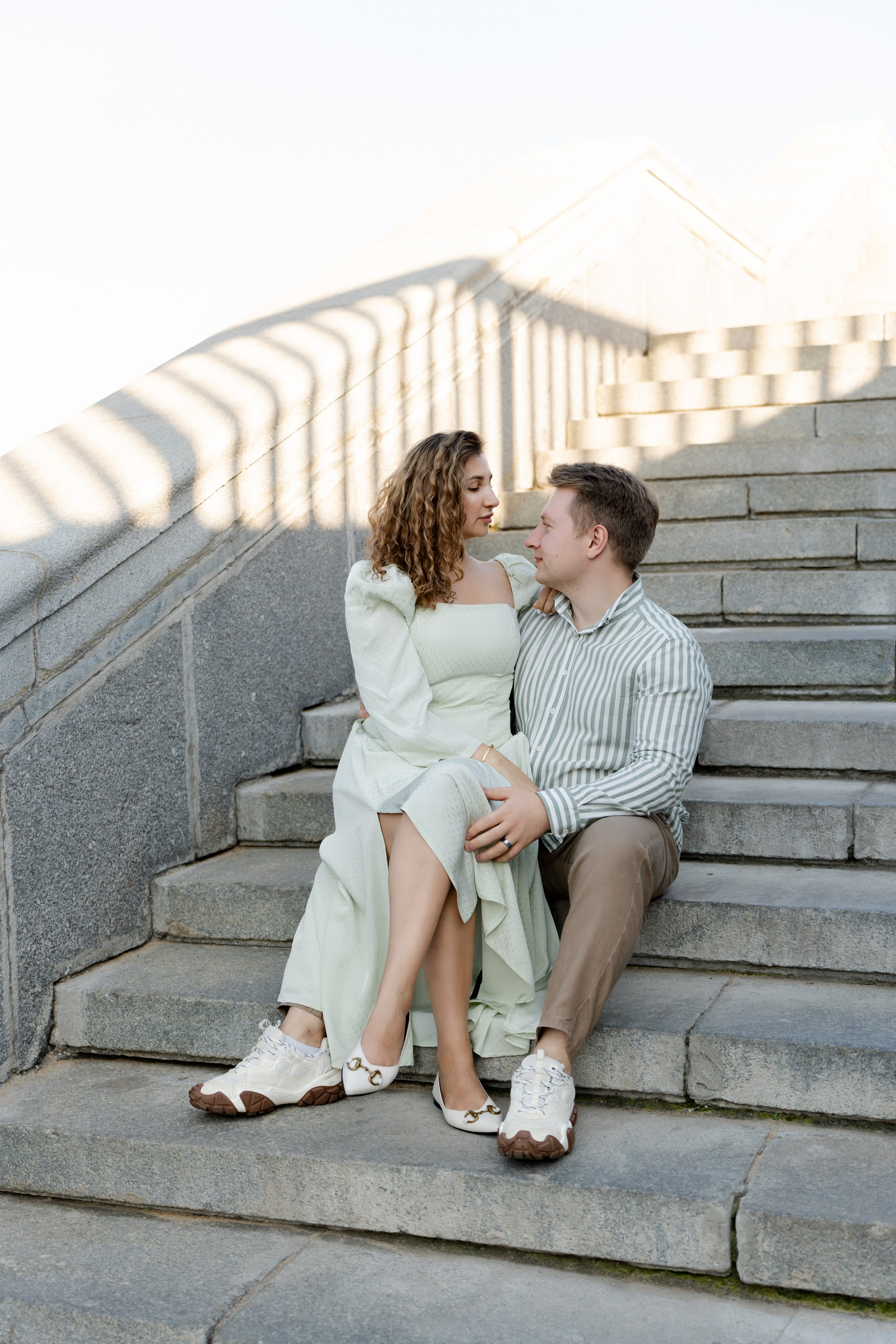 Девушка сидит у парня на коленях. Love story Фотограф Москва 