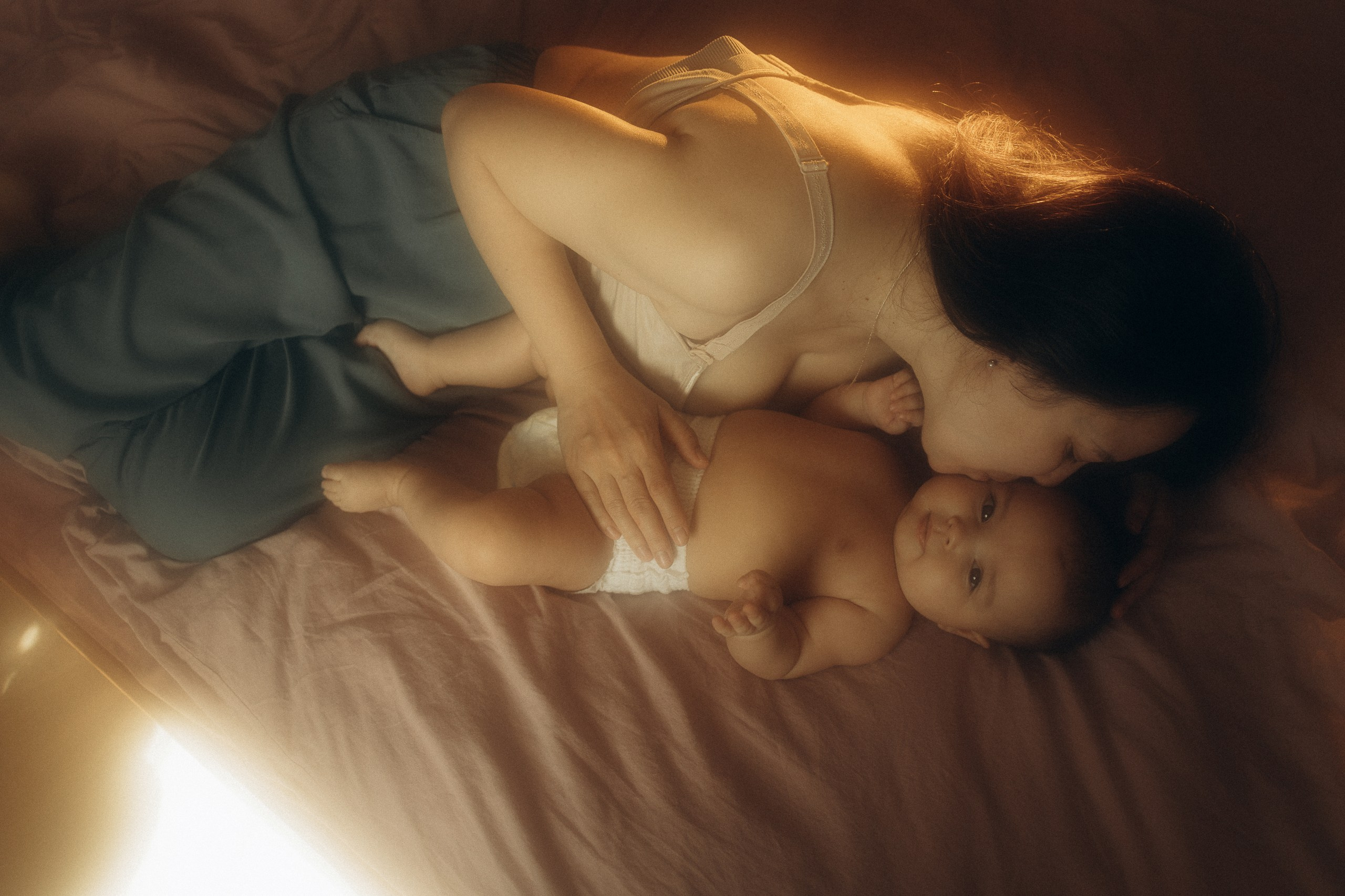 У Поли есть попугай Кеша, а ещё любящие мама с папой. Семейный фотограф Новосибирск Фотограф на выписку Новосибирск