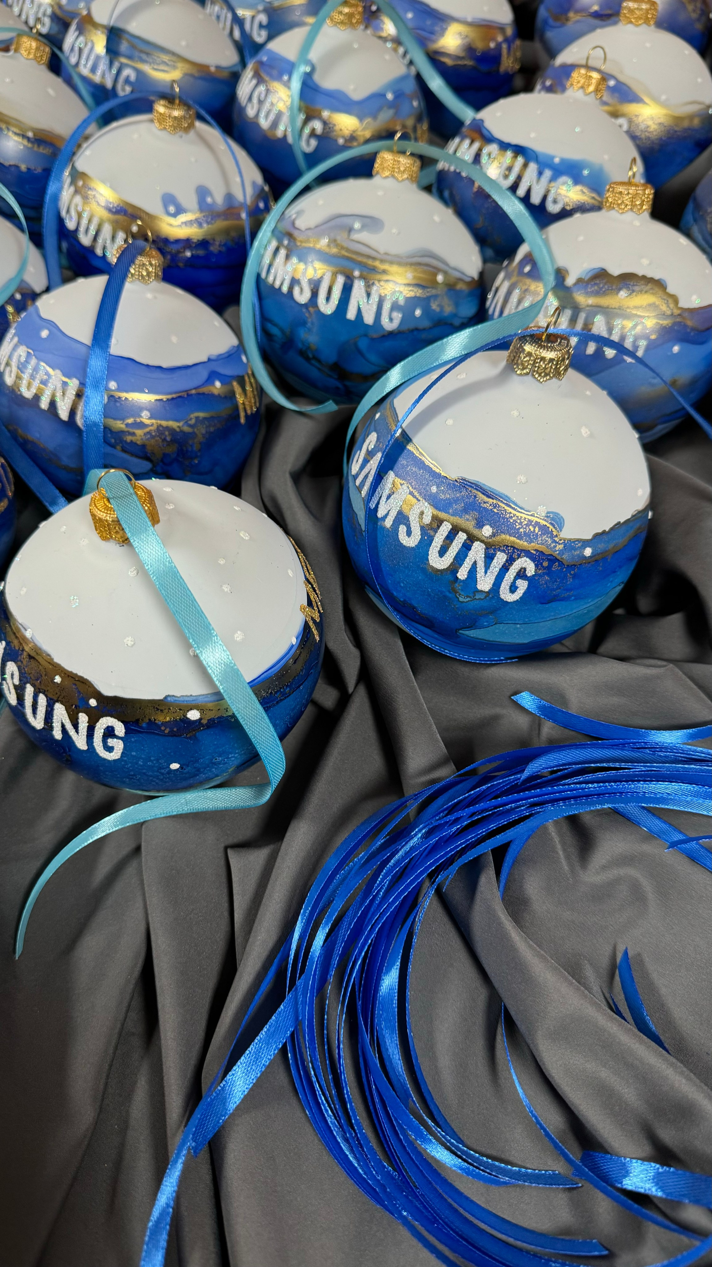 ArtSHARm- наше портфолио по ёлочным шарам с ручной росписью. Художественная ручная роспись елочных шаров, корпоративные подарки и восковые аромасвечи