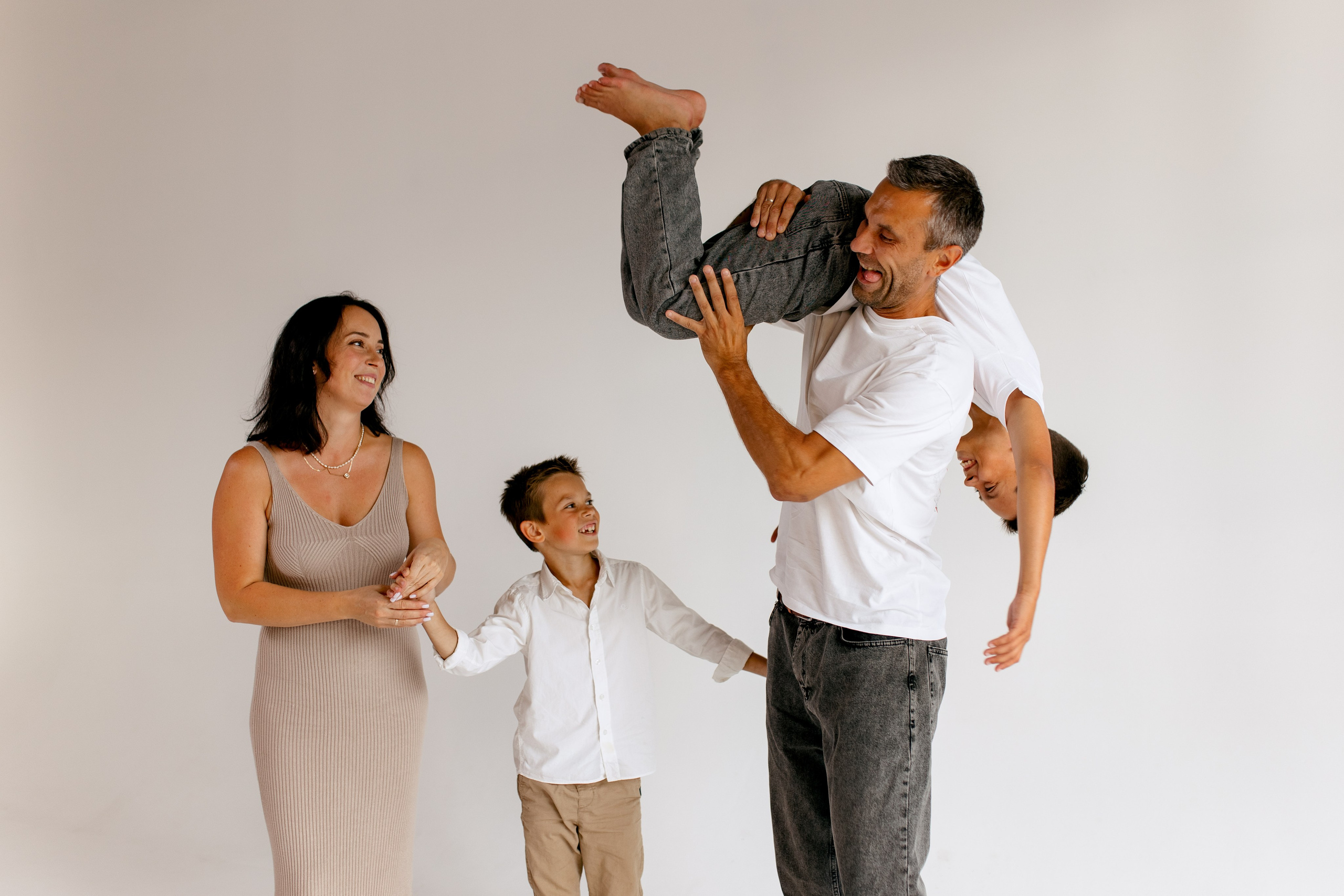 На белом фоне. Свадебный и семейный фотограф в Туле и области Маша Костина