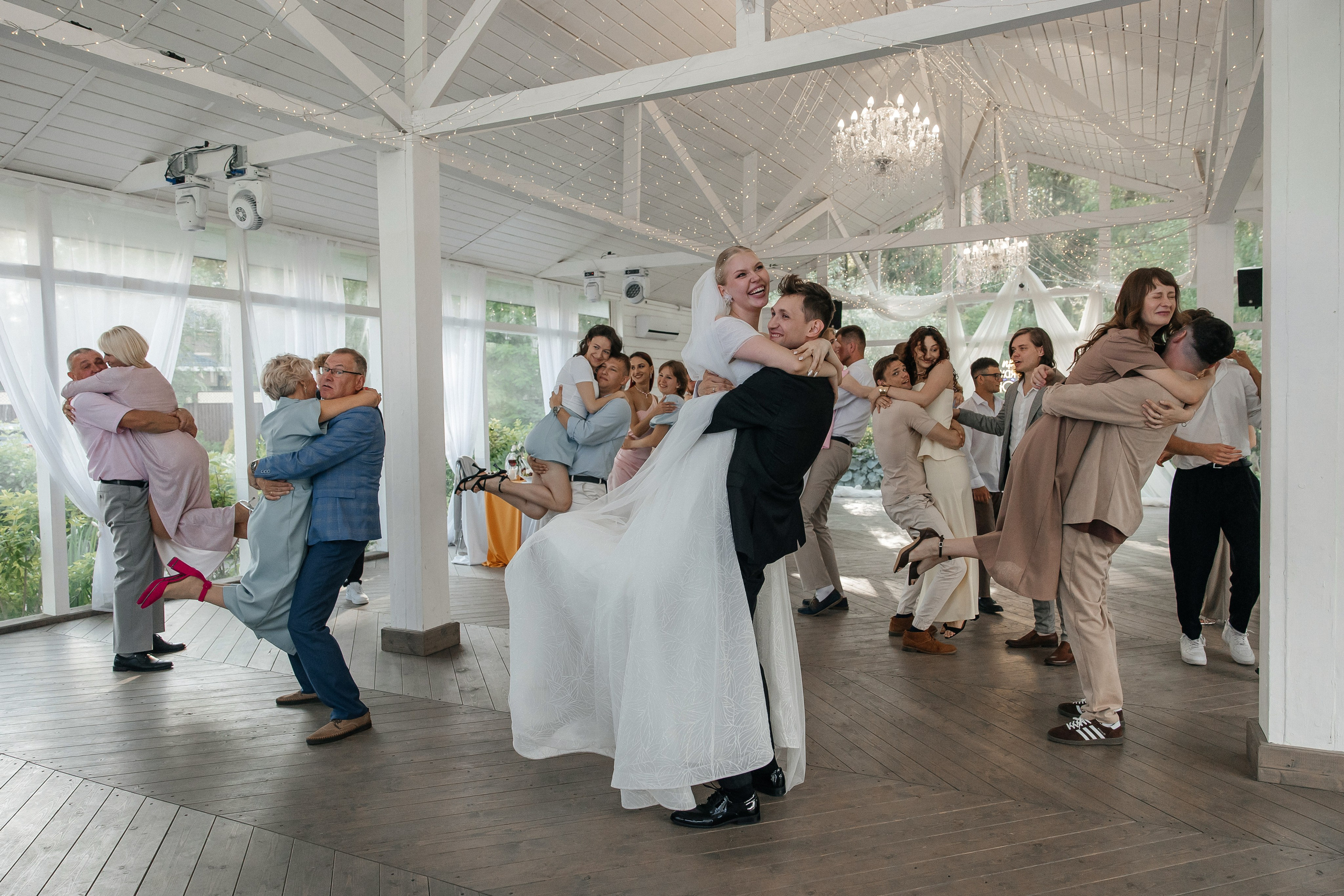 Свадебная фотосессия в ресторане Турандот, свадьба на площадке House for wedding Дом у озера. Свадебный фотограф в Москве Дарья Олендарёва