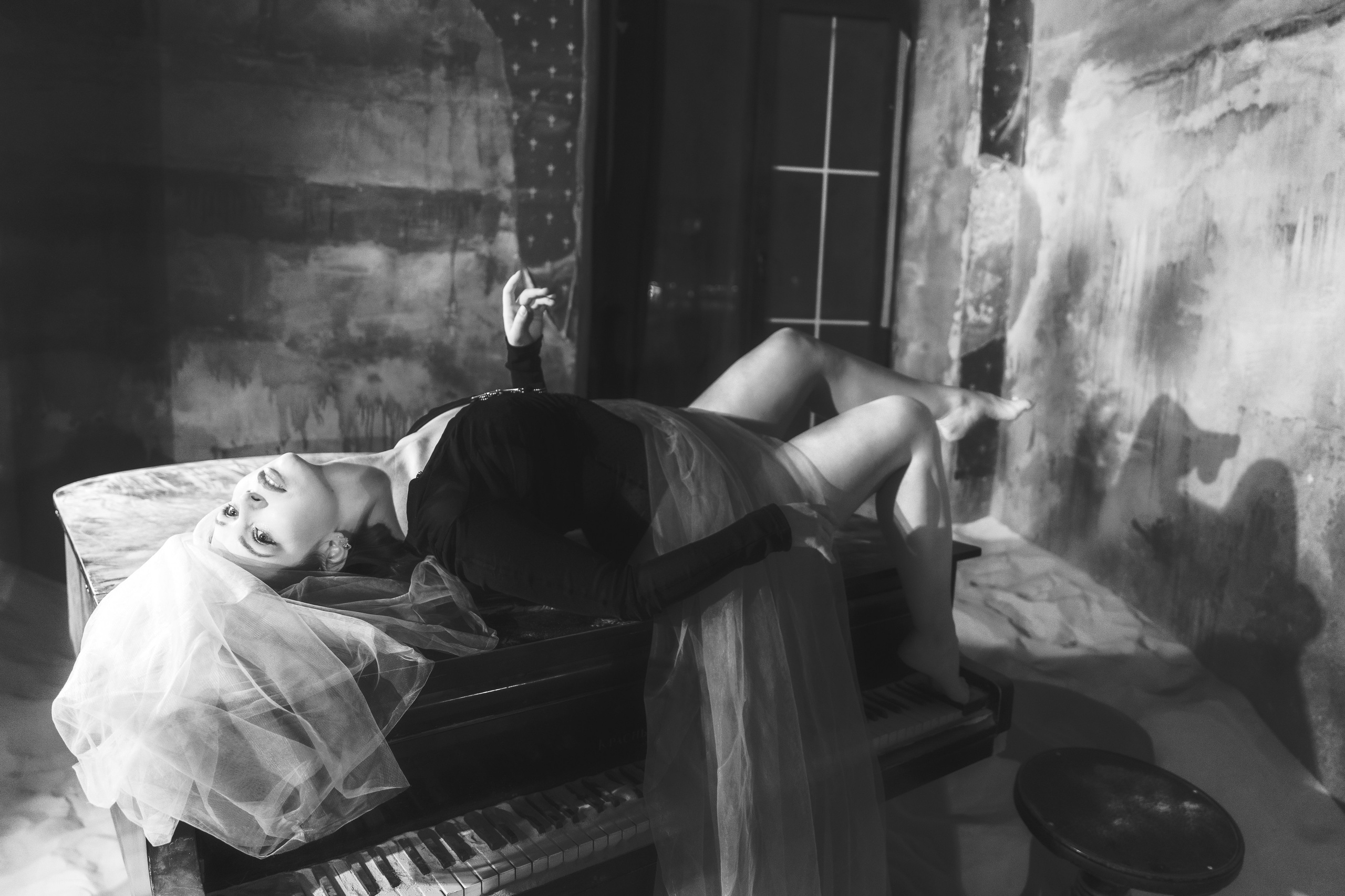 Фотосессия в зале с песком на студии Локация 223