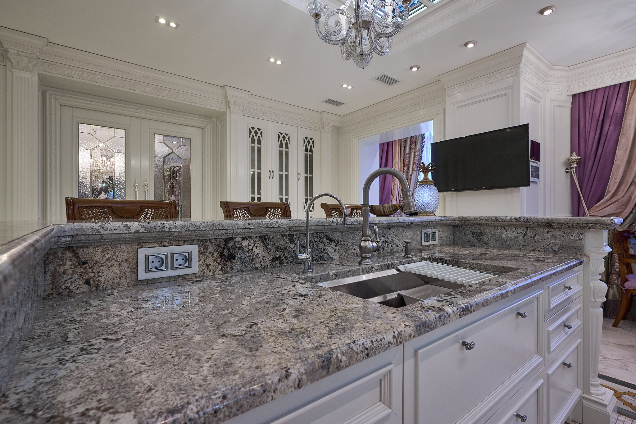 серо белый стол для готовки кран для мытья посуды 