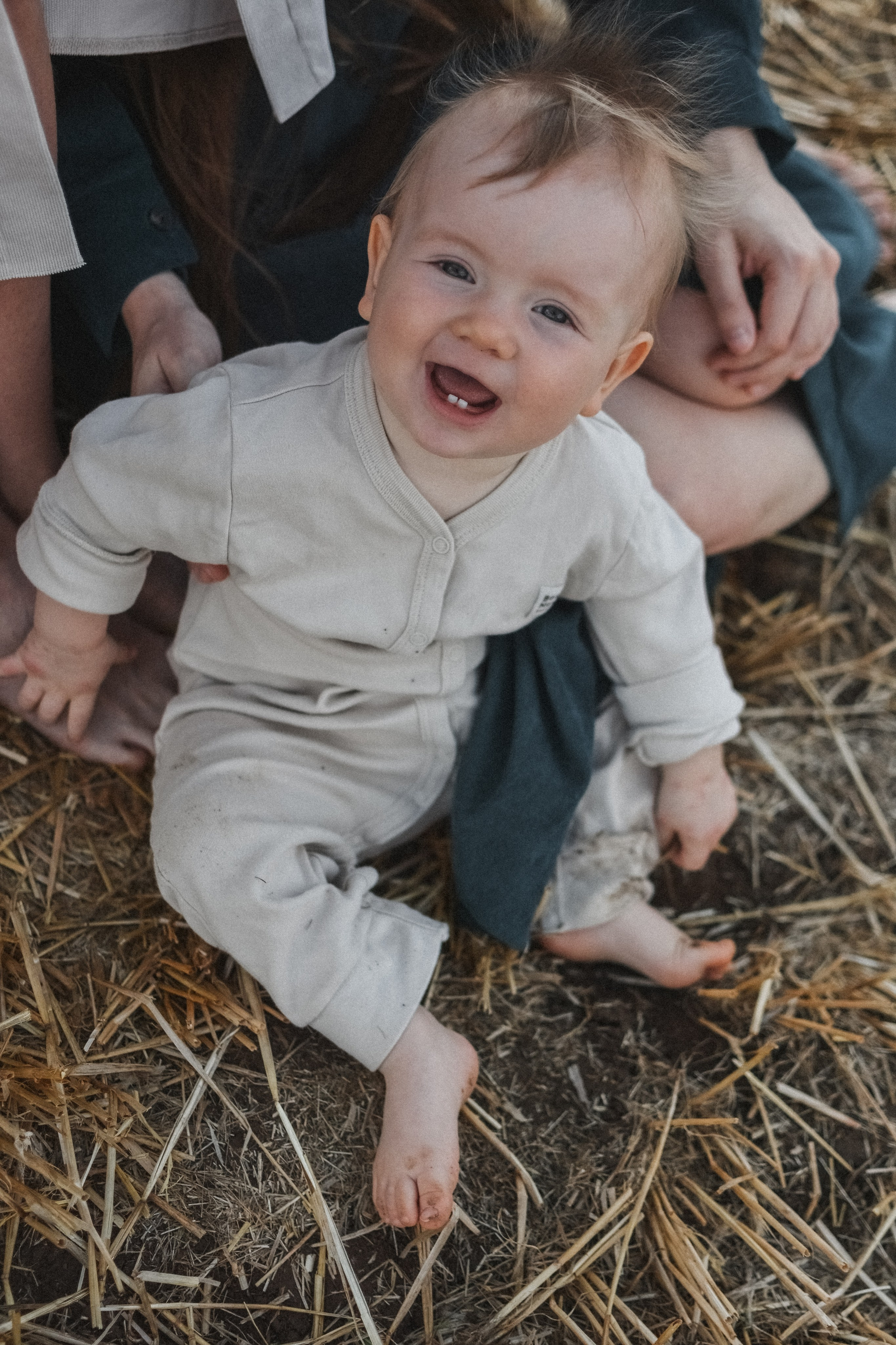 Сёстры в поле и малышка дочь. Alenasokolowa.ru