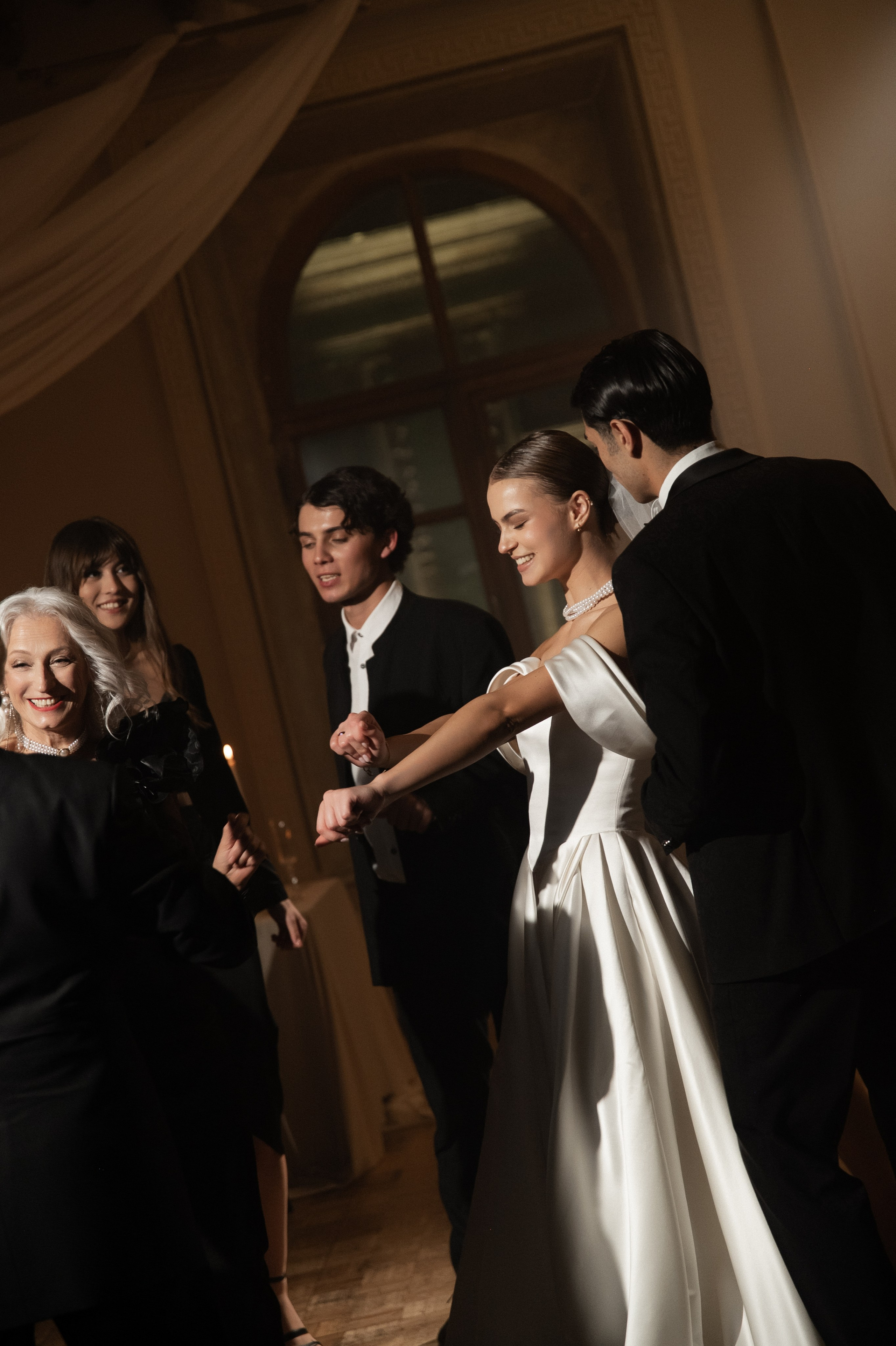 Камерный свадебный ужин при свечах в старинном особняке в фотостудии 21. Kult. Ярослава Ерина — свадебный фотограф в Москве