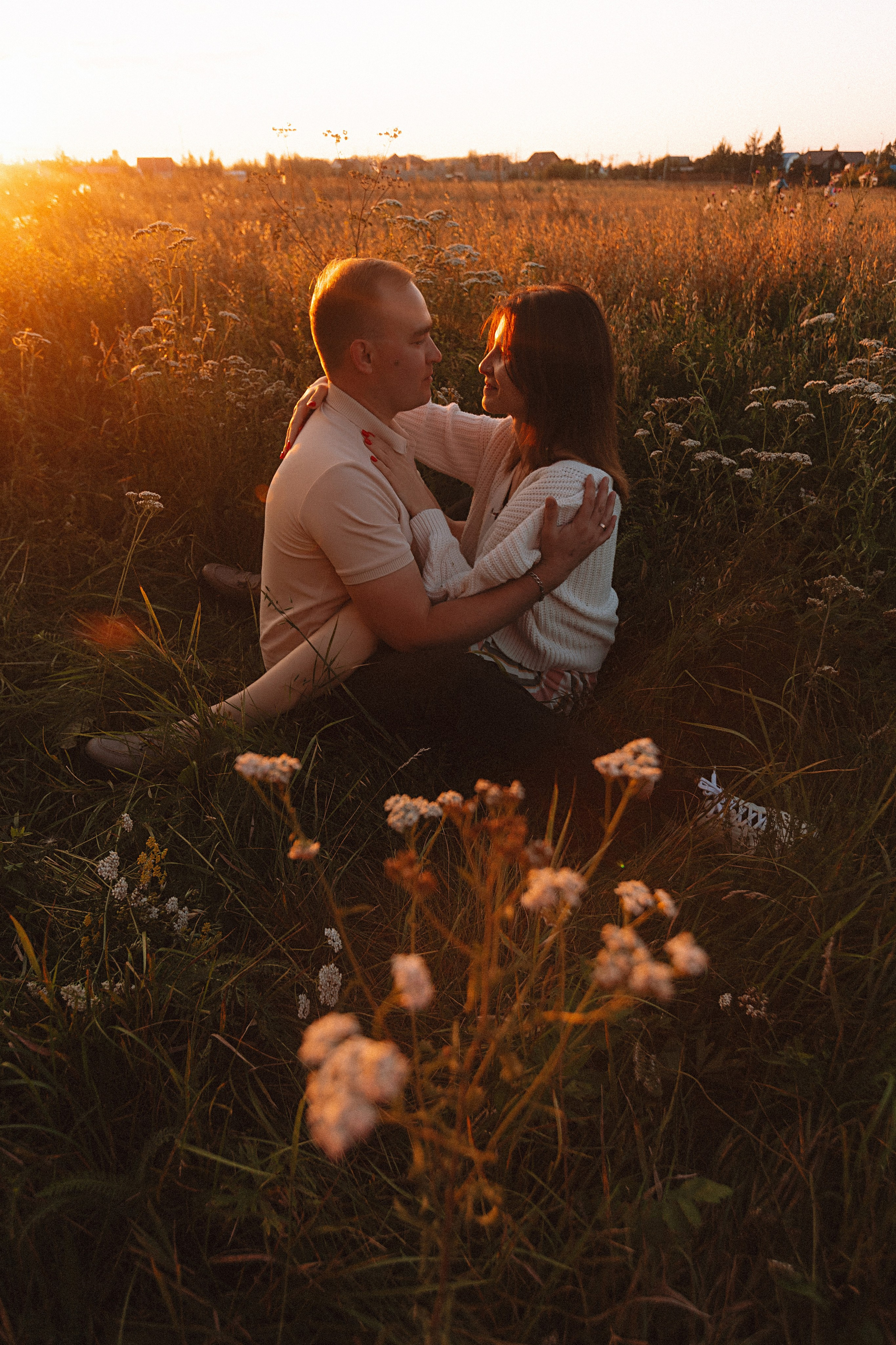 Поле love story на закате. Семейный фотограф Тюмень, фотограф на роды Салмина Мария