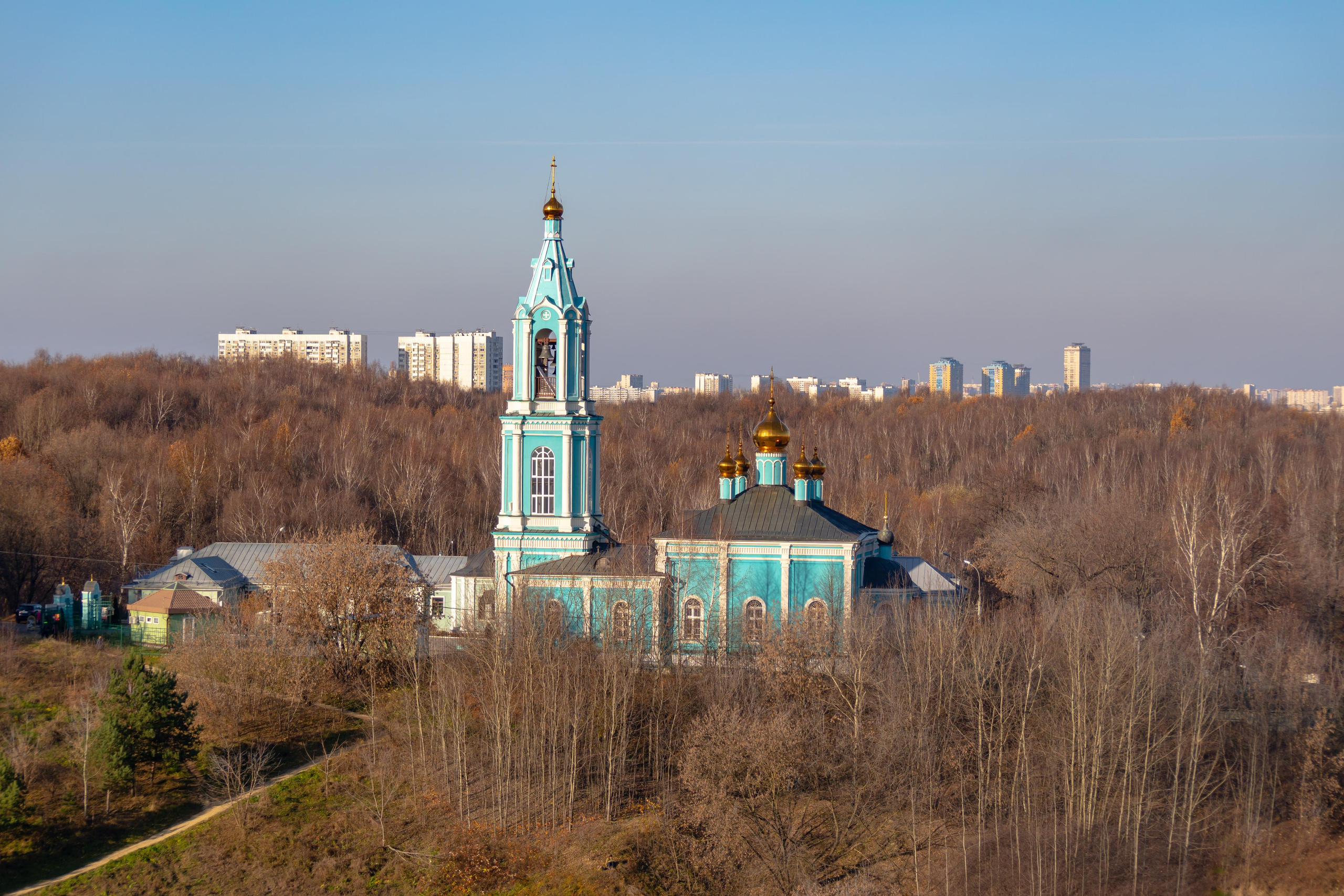 Крылатские холмы, вид на Церковь Рождества Пресвятой Богородицы