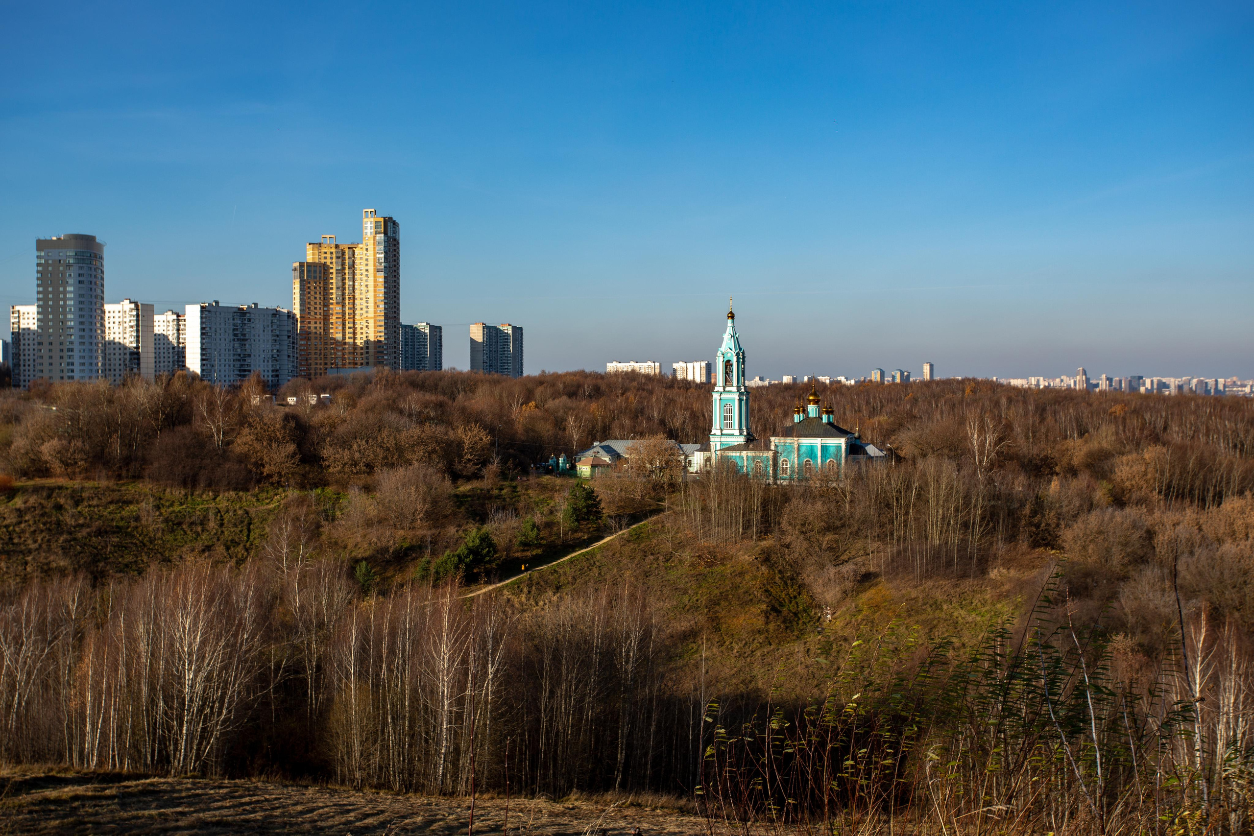 Крылатские холмы, вид на Церковь Рождества Пресвятой Богородицы