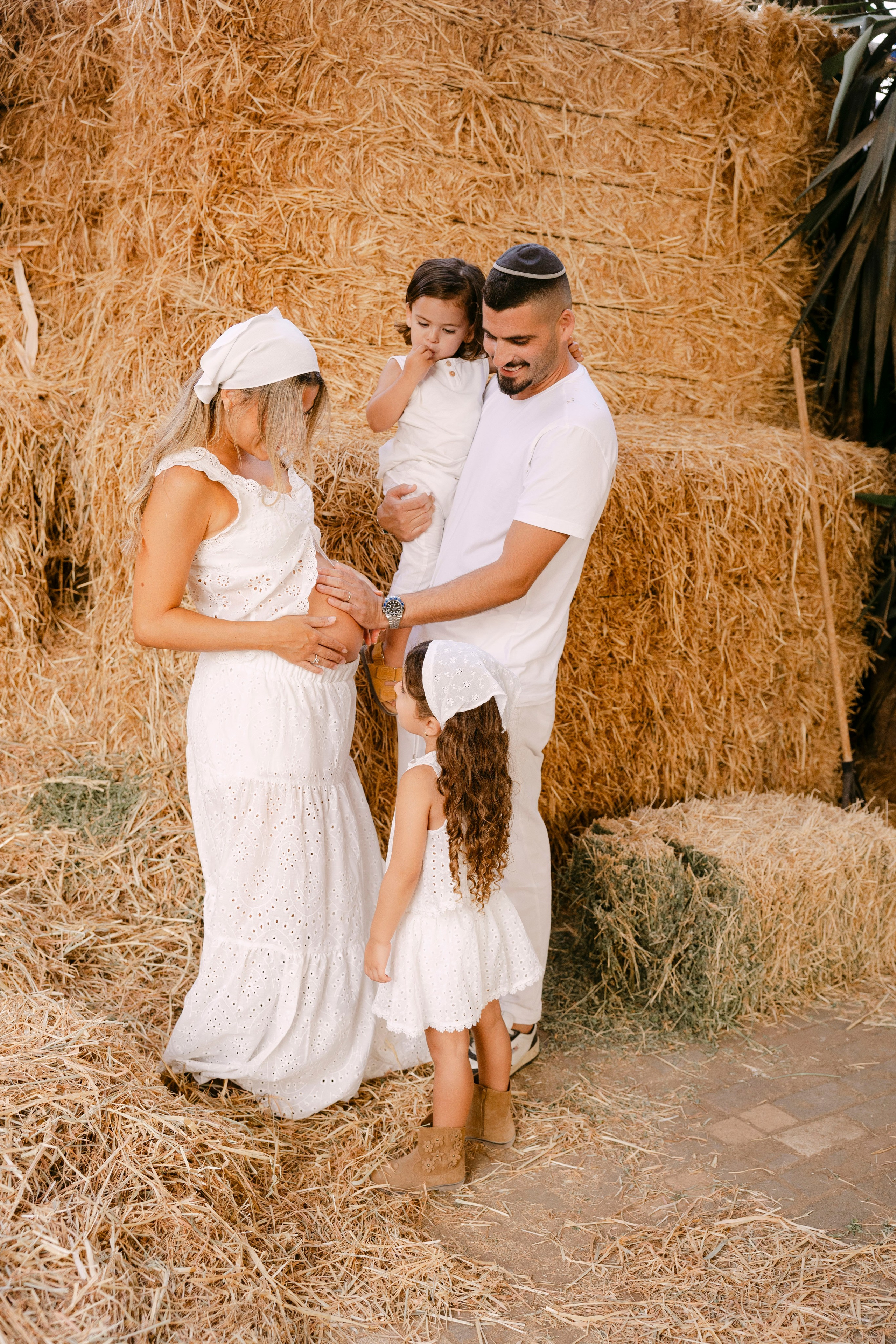 Pregnancy photoshoot at the horse farm. Главная